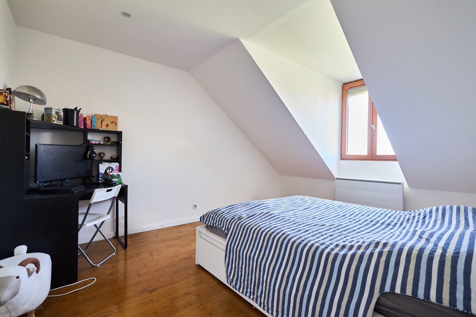 Maison Familiale Lumineuse T9 avec Jardin, Terrasse et Garage à Bezannes. — photo 12