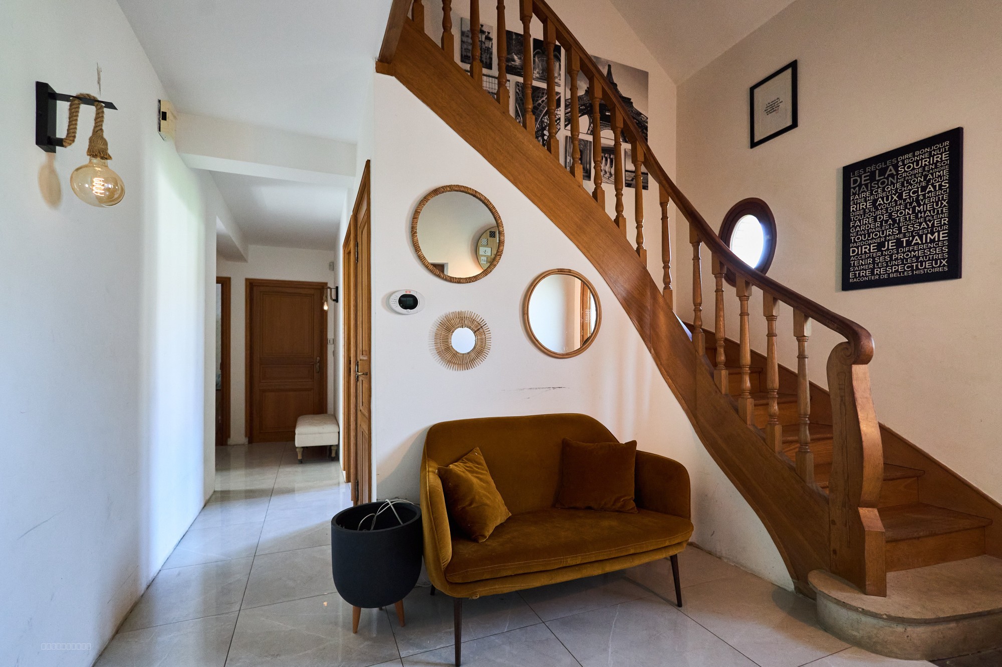 Maison Familiale Lumineuse T9 avec Jardin, Terrasse et Garage à Bezannes. — photo 6