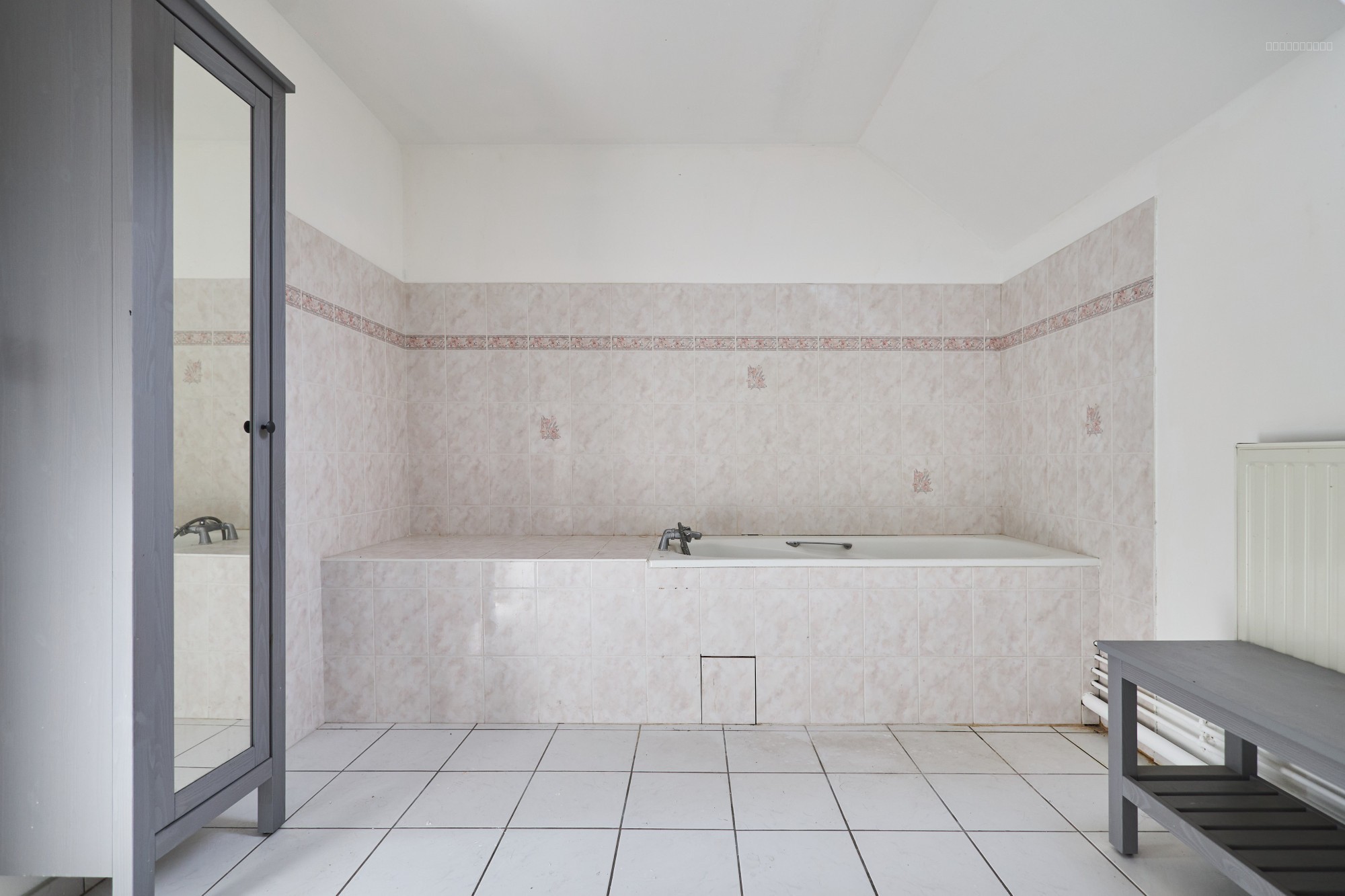 Maison Familiale Lumineuse T9 avec Jardin, Terrasse et Garage à Bezannes. — photo 11