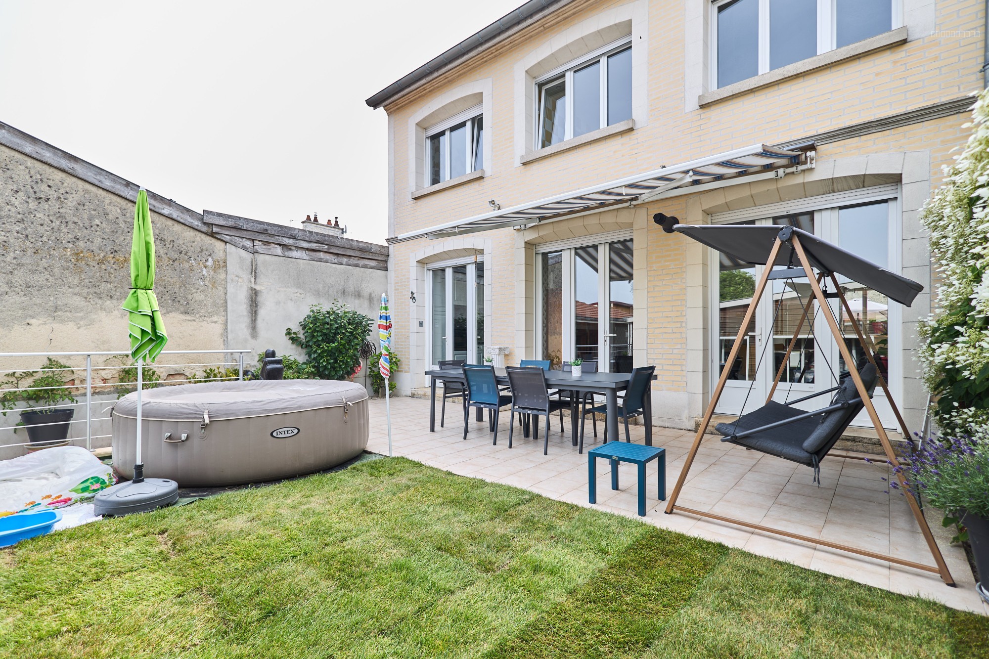 Maison Familiale Ensoleillée T8 avec Jardin, Terrasse et Garage à Reims — photo 3
