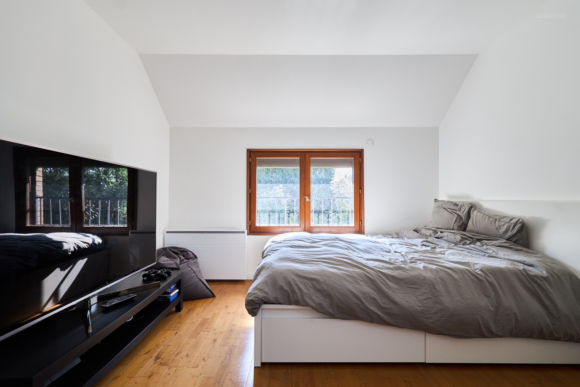 Maison Familiale Lumineuse T9 avec Jardin, Terrasse et Garage à Bezannes. — photo 7