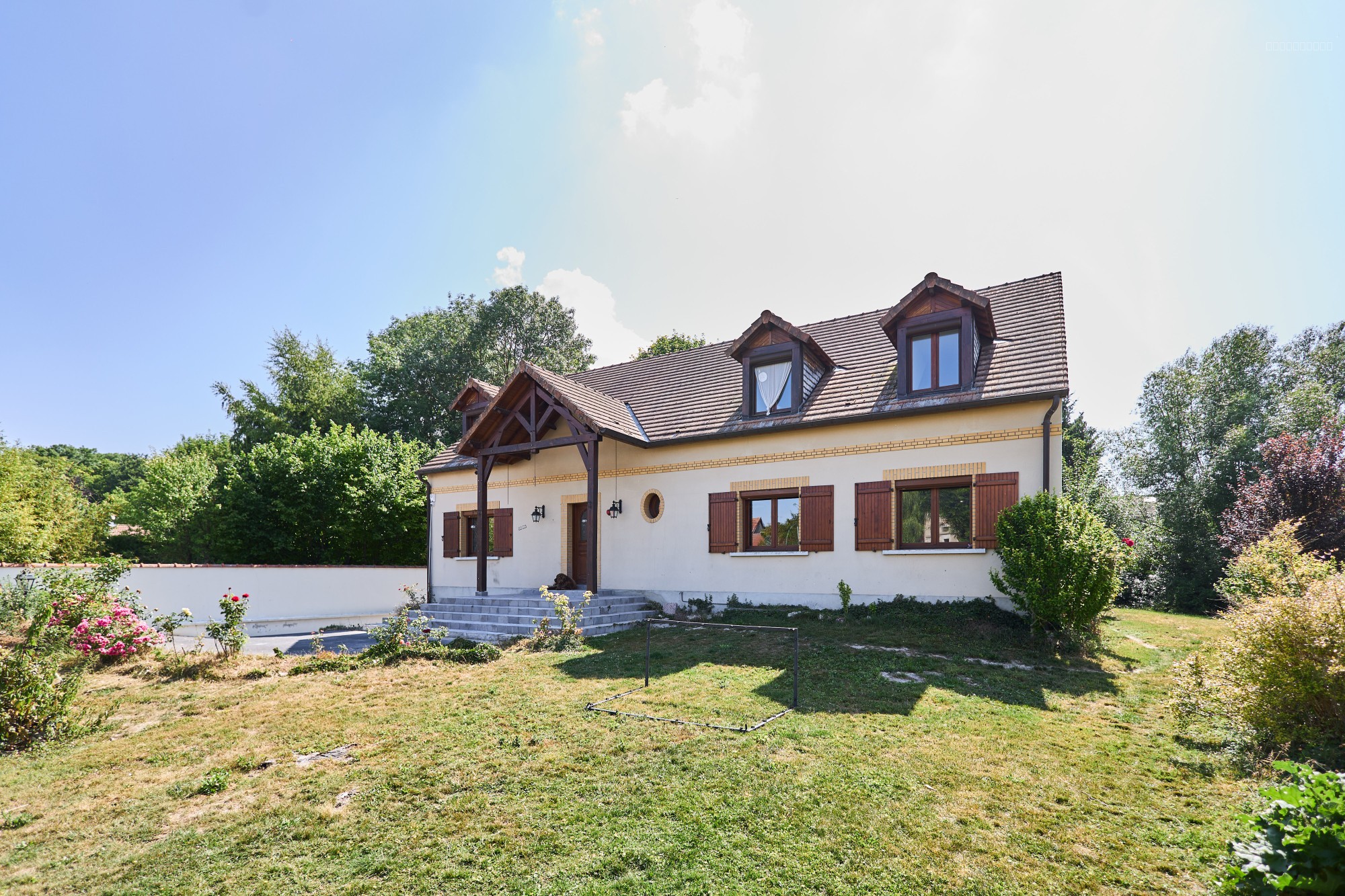 Maison Familiale Lumineuse T9 avec Jardin, Terrasse et Garage à Bezannes. — photo 3