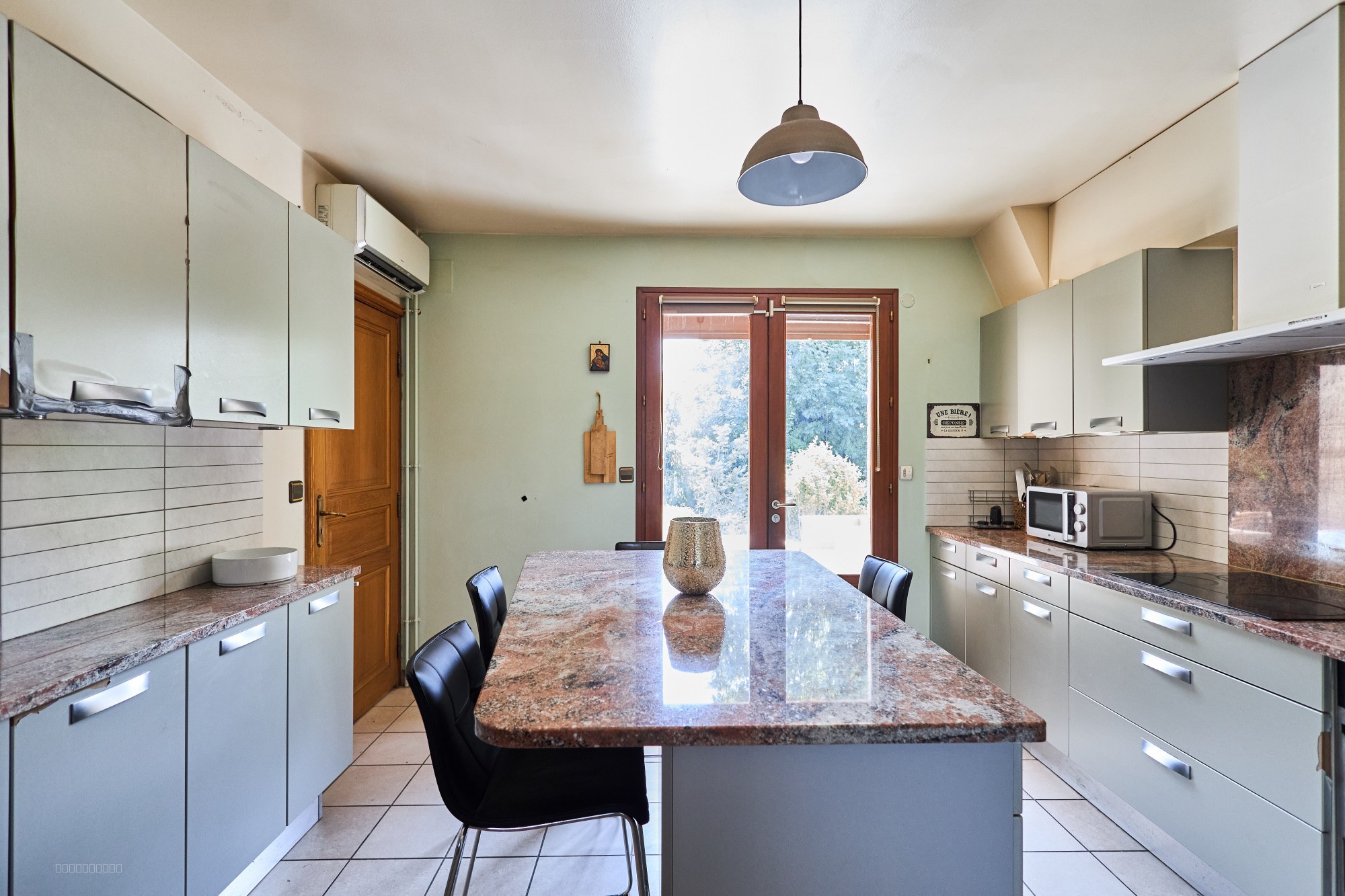 Maison Familiale Lumineuse T9 avec Jardin, Terrasse et Garage à Bezannes. — photo 2