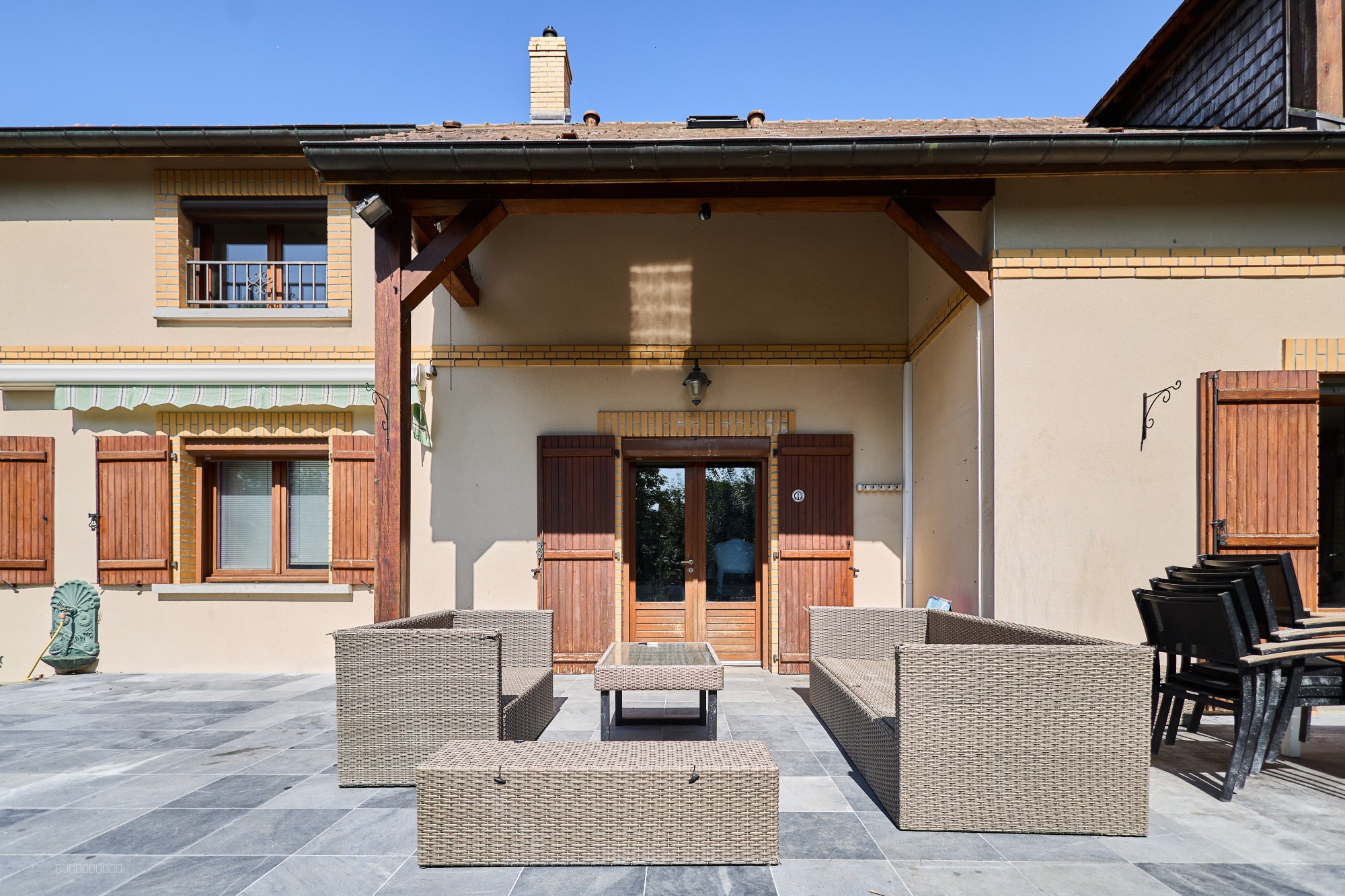 Maison Familiale Lumineuse T9 avec Jardin, Terrasse et Garage à Bezannes. — photo 18