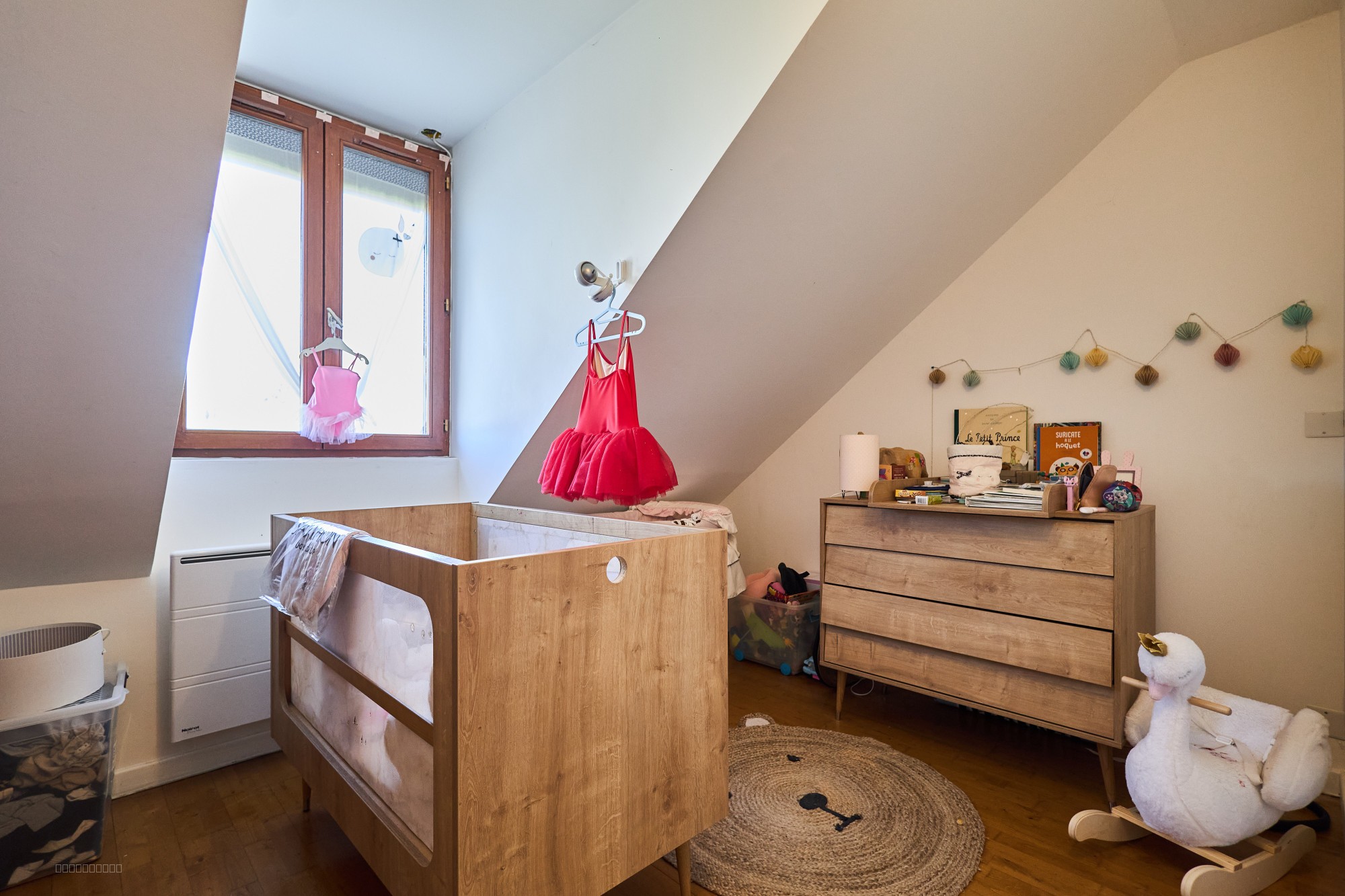 Maison Familiale Lumineuse T9 avec Jardin, Terrasse et Garage à Bezannes. — photo 14