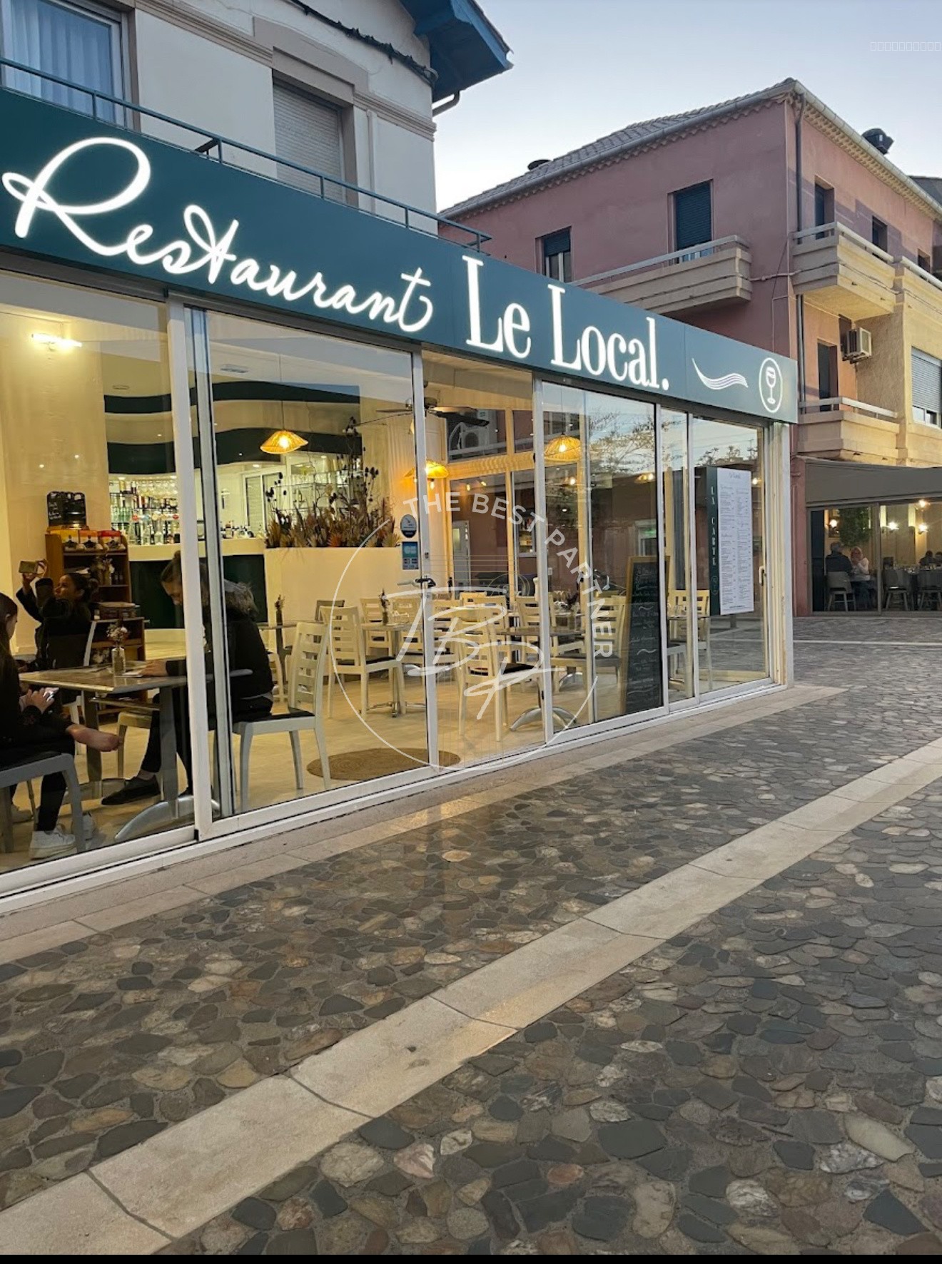 Opportunité rare : Restaurant clé en main avec appartement au-dessus Place centrale, Valras-Plage — photo 1