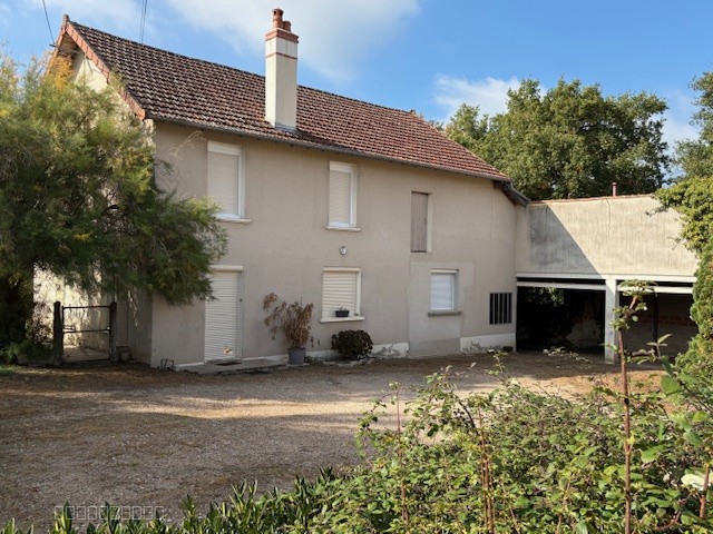 Proche de Decize et de Moulins, très bel ensemble immobilier comprenant trois habitations, garages et annexes, implanté sur un terrain arboré de 6 589 m2. — photo 4