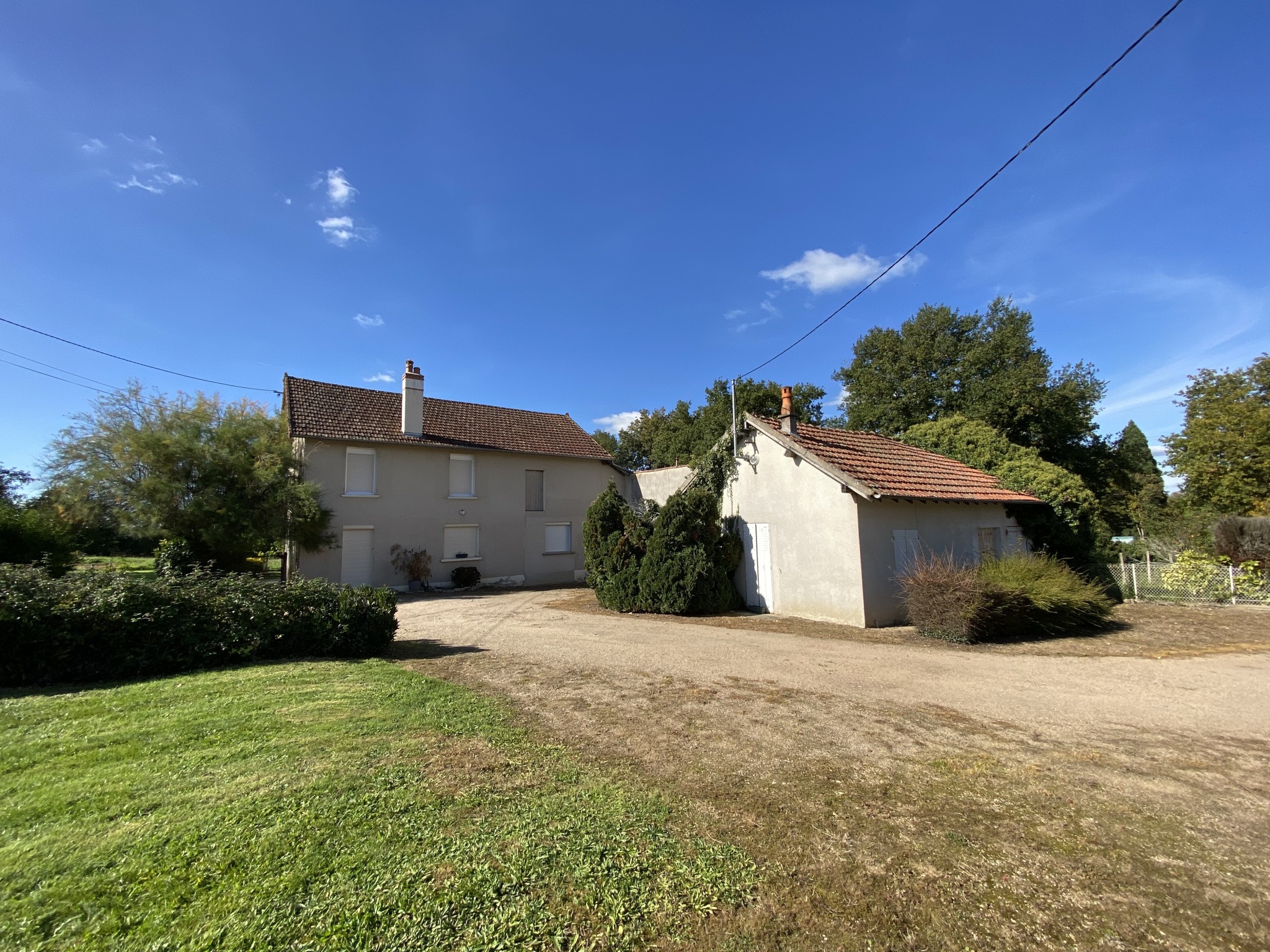 Proche de Decize et de Moulins, très bel ensemble immobilier comprenant trois habitations, garages et annexes, implanté sur un terrain arboré de 6 589 m2. — photo 6