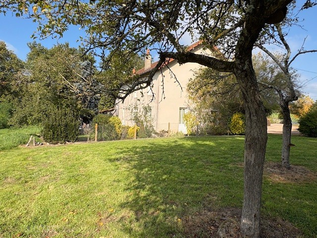Proche de Decize et de Moulins, très bel ensemble immobilier comprenant trois habitations, garages et annexes, implanté sur un terrain arboré de 6 589 m2. — photo 8