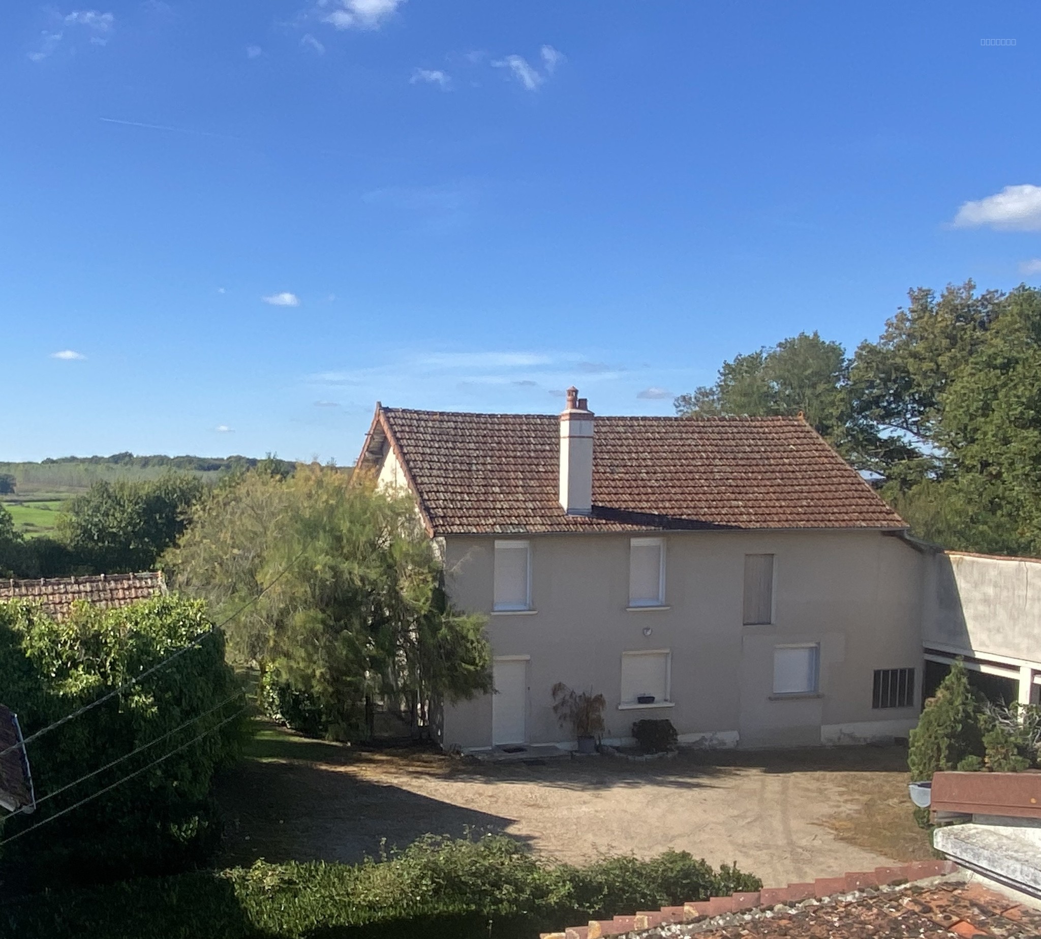 Proche de Decize et de Moulins, très bel ensemble immobilier comprenant trois habitations, garages et annexes, implanté sur un terrain arboré de 6 589 m2. — photo 5