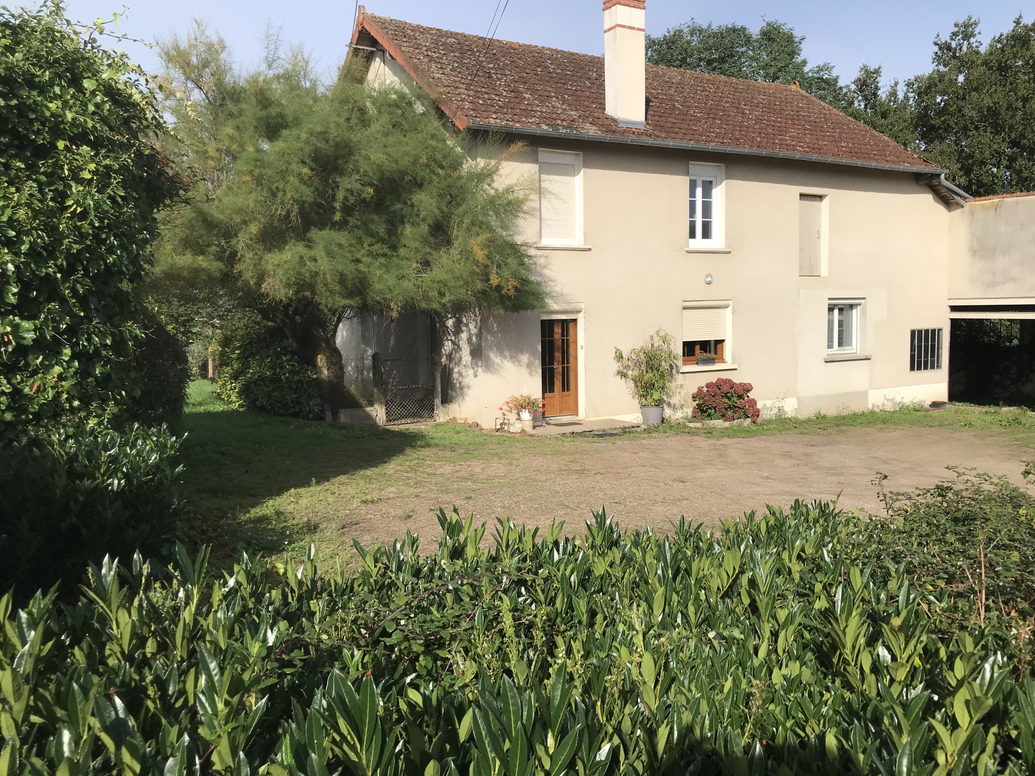 Proche de Decize et de Moulins, très bel ensemble immobilier comprenant trois habitations, garages et annexes, implanté sur un terrain arboré de 6 589 m2. — photo 3