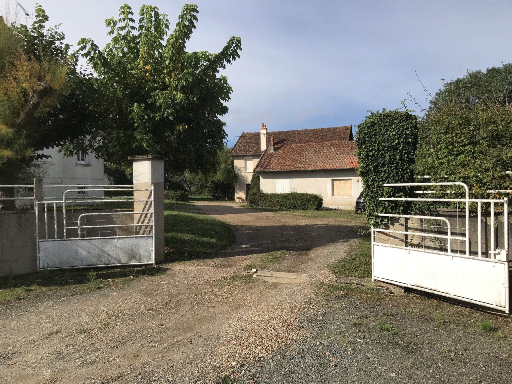 Proche de Decize et de Moulins, très bel ensemble immobilier comprenant trois habitations, garages et annexes, implanté sur un terrain arboré de 6 589 m2. — photo 2
