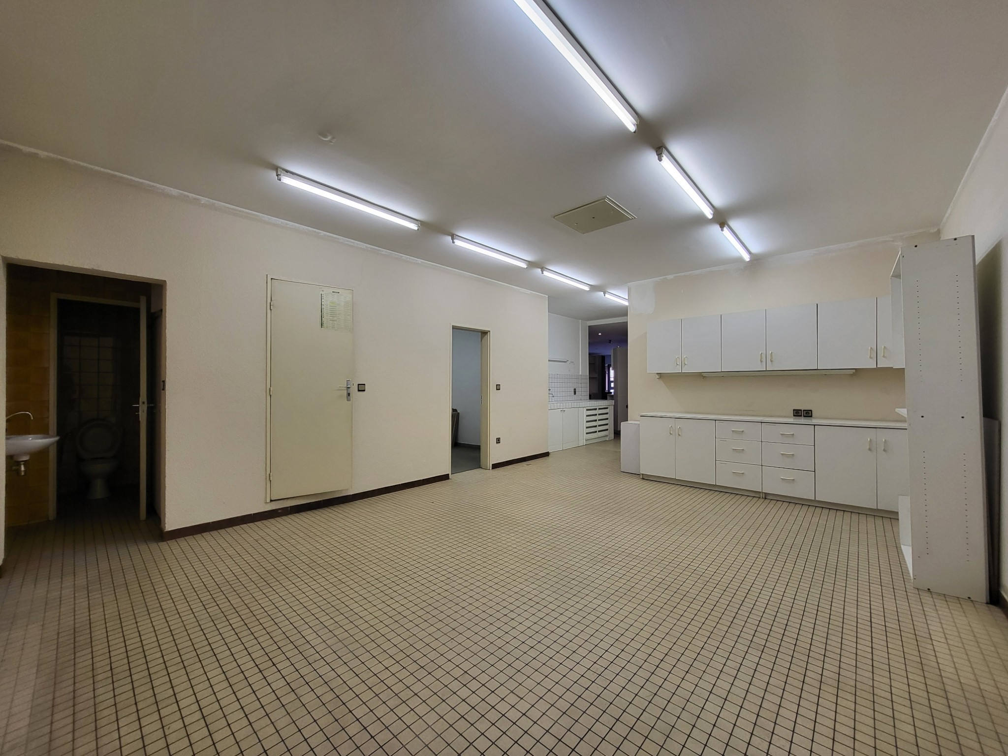 Local commercial de 130 m2, 17 Place Abbatiale 88480 Etival-Clairefontaine — photo 8