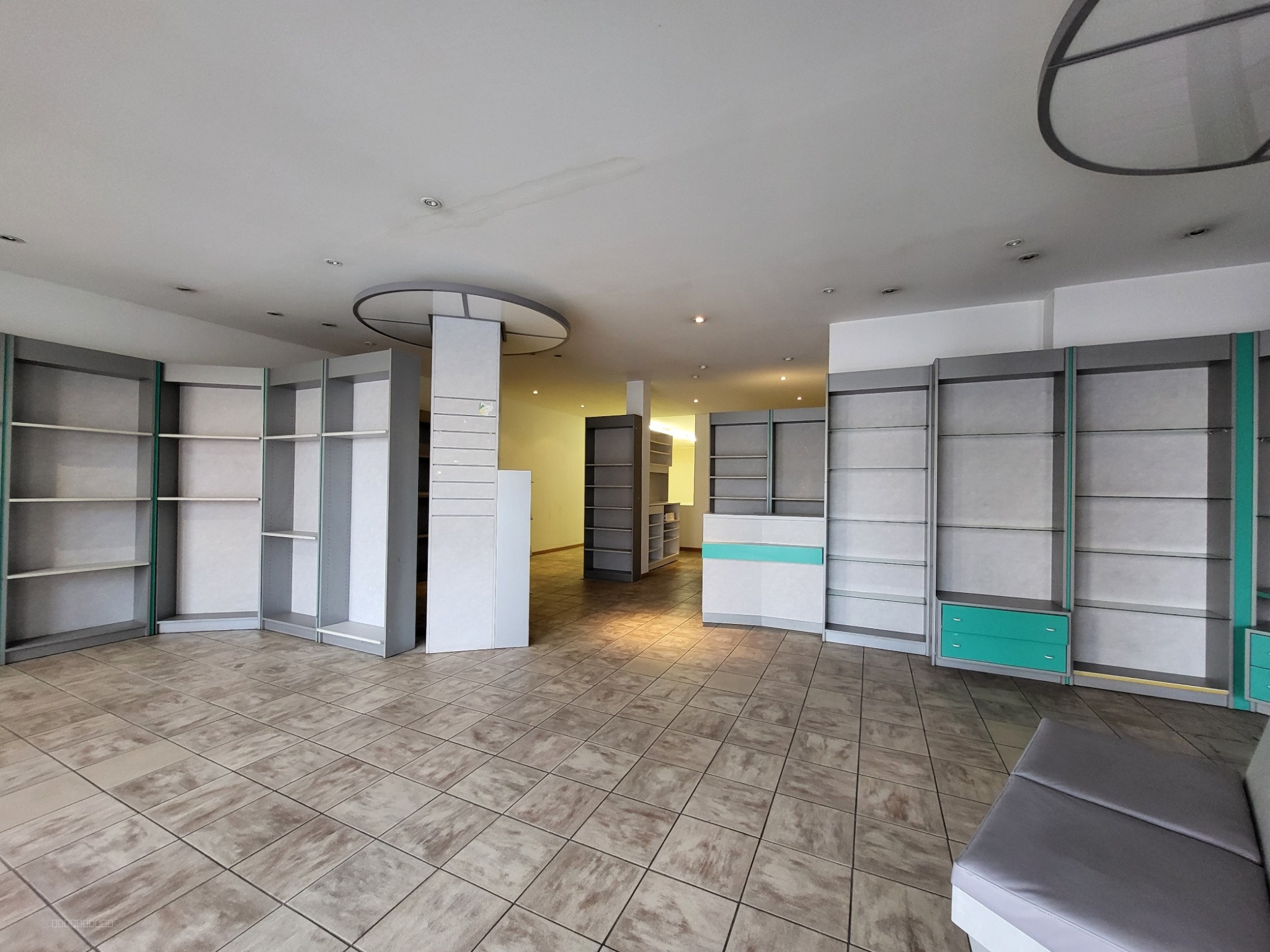 Local commercial de 130 m2, 17 Place Abbatiale 88480 Etival-Clairefontaine — photo 4