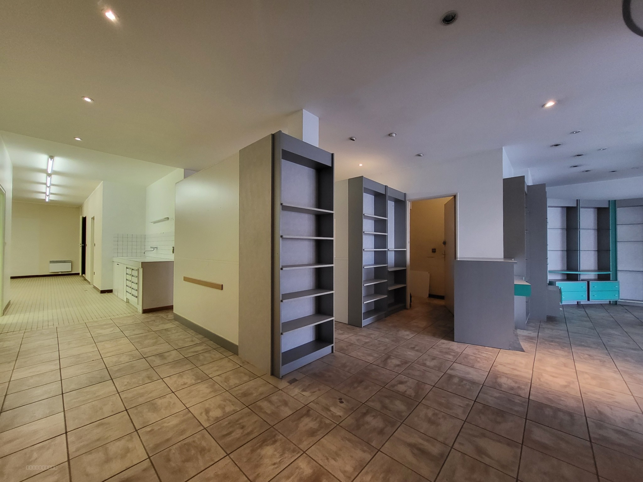 Local commercial de 130 m2, 17 Place Abbatiale 88480 Etival-Clairefontaine — photo 2