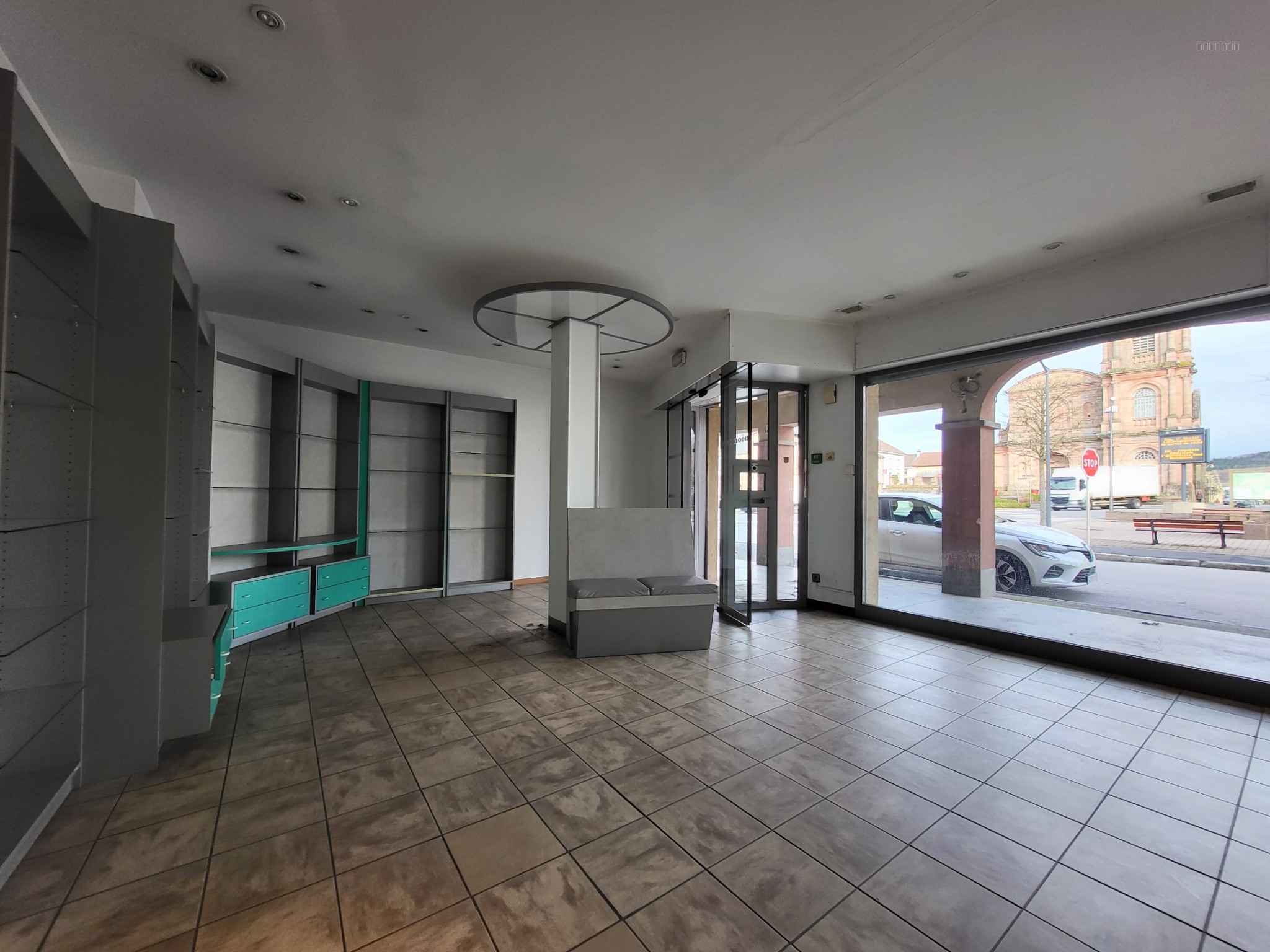 Local commercial de 130 m2, 17 Place Abbatiale 88480 Etival-Clairefontaine — photo 3