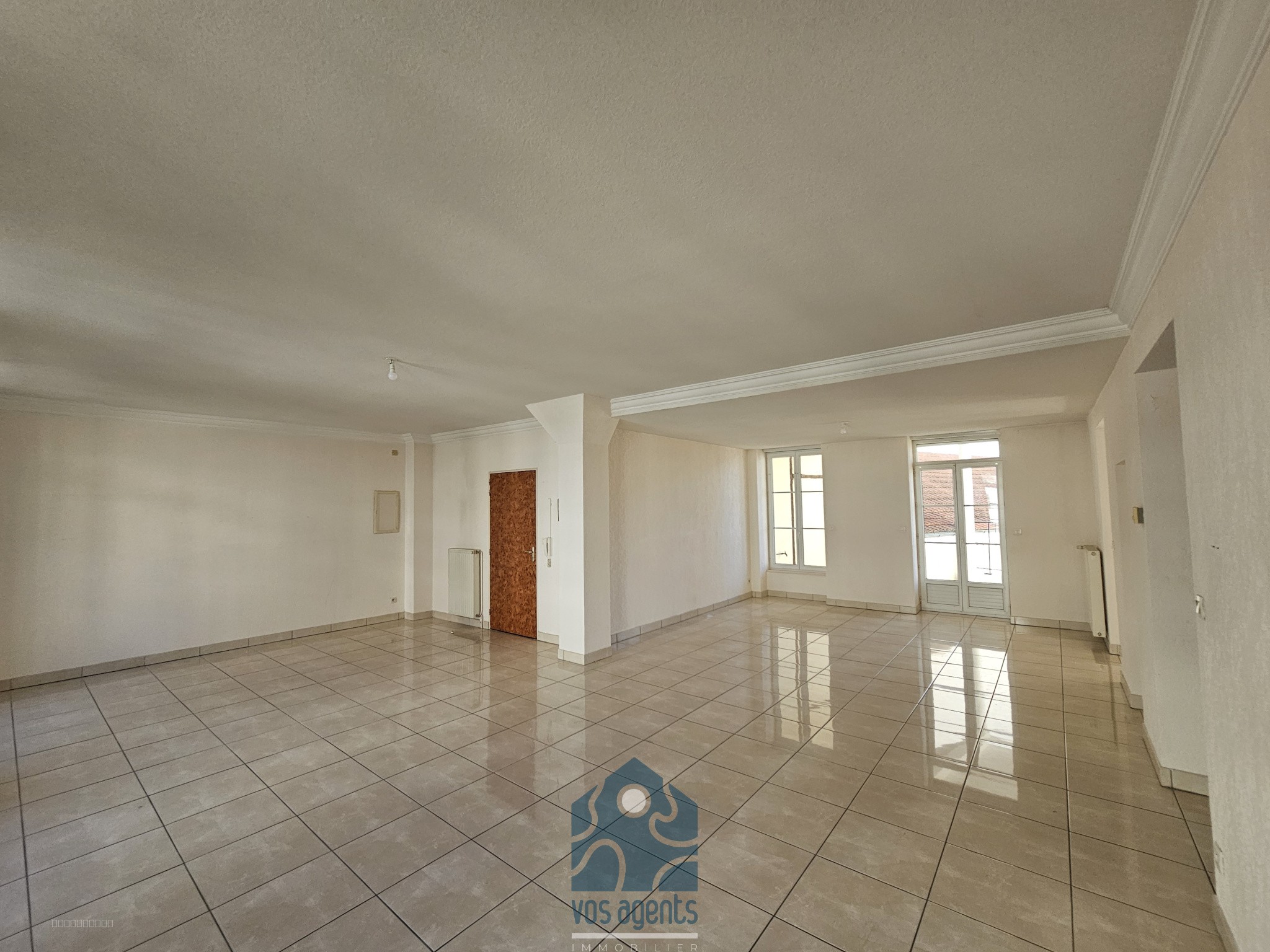 Appartement F4 traversant avec balcons, terrasse, cave et garage — photo 10