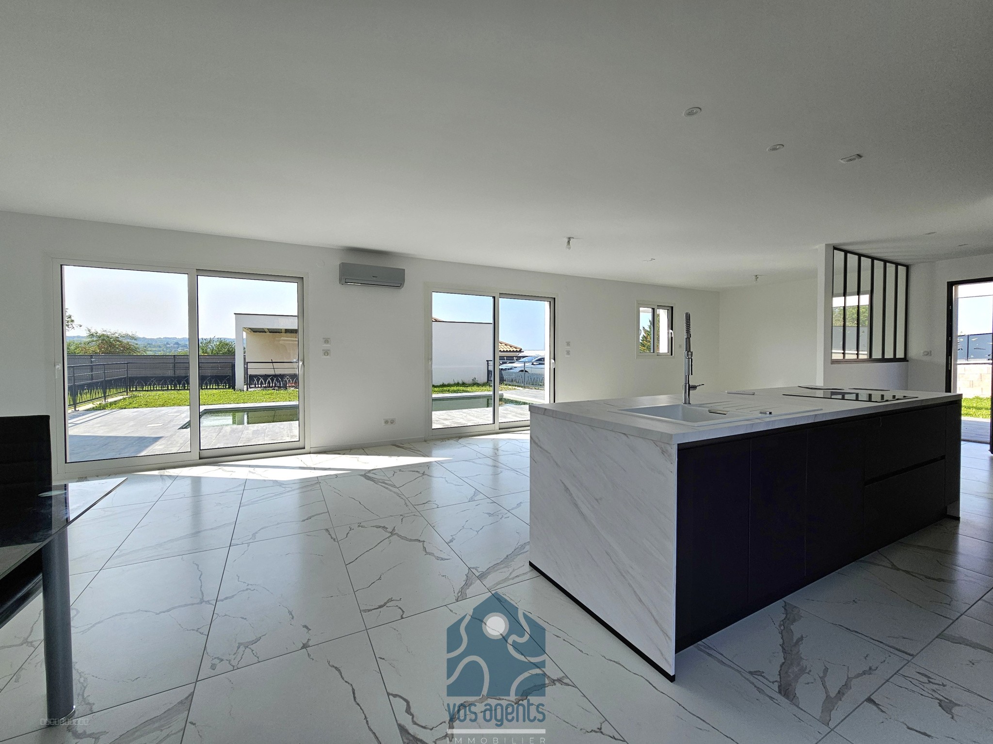 Villa 4 pièces de plain-pied avec piscine, terrasses, garage et jardin — photo 2