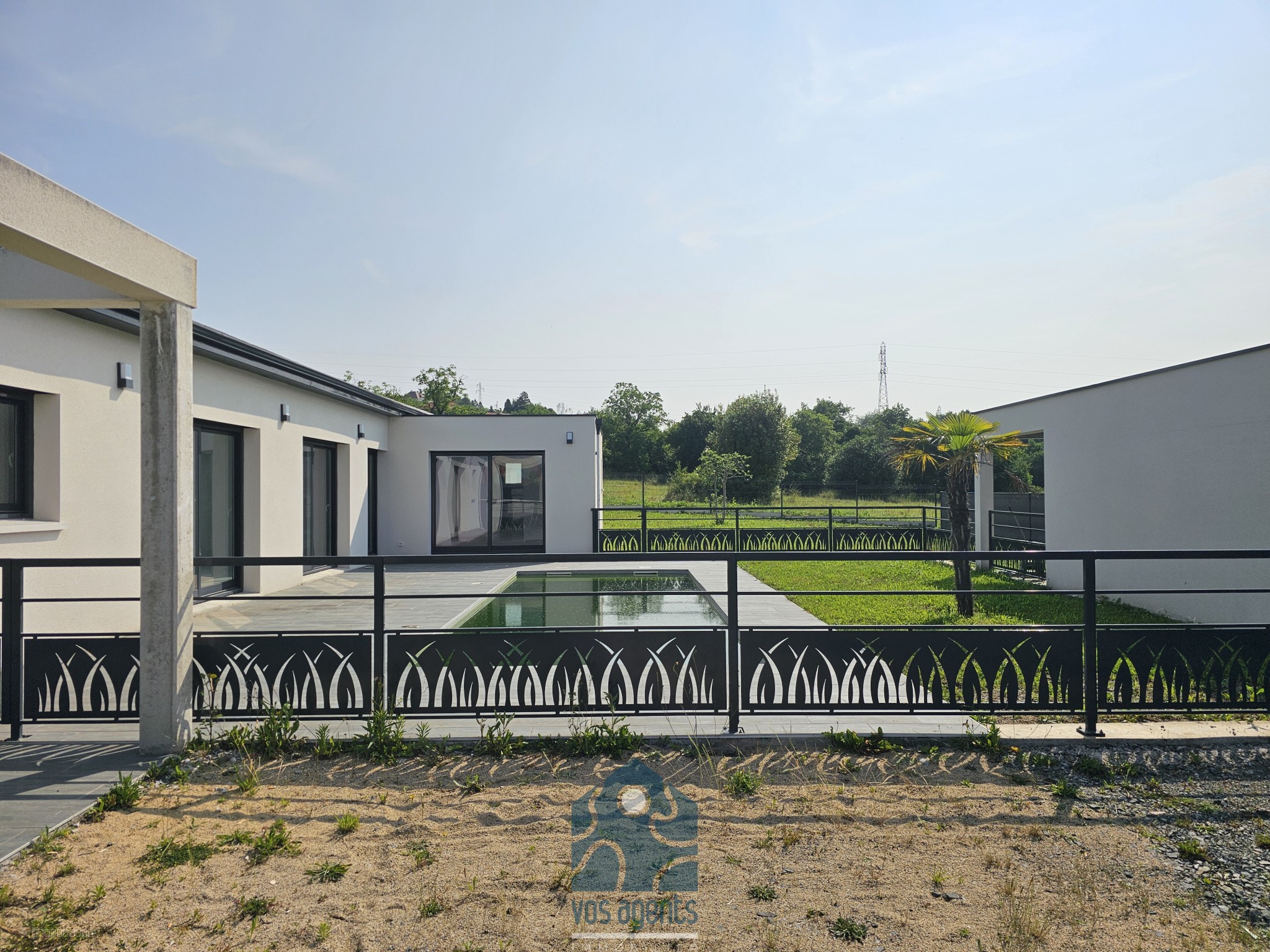 Villa 4 pièces de plain-pied avec piscine, terrasses, garage et jardin — photo 12