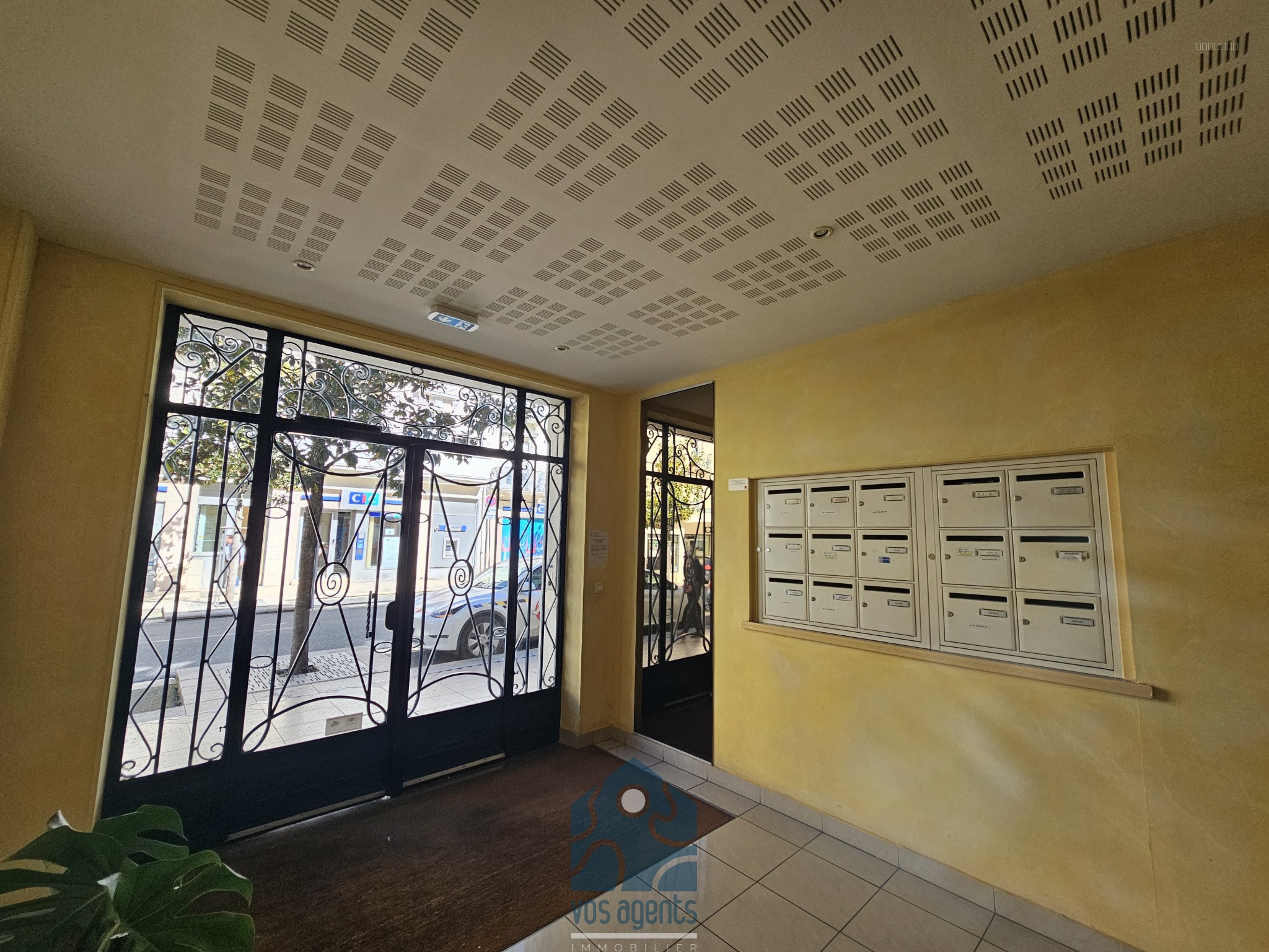Appartement F4 traversant avec balcons, terrasse, cave et garage — photo 13