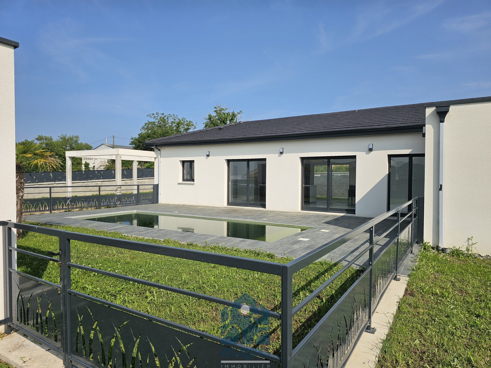 Villa 4 pièces de plain-pied avec piscine, terrasses, garage et jardin — photo 10
