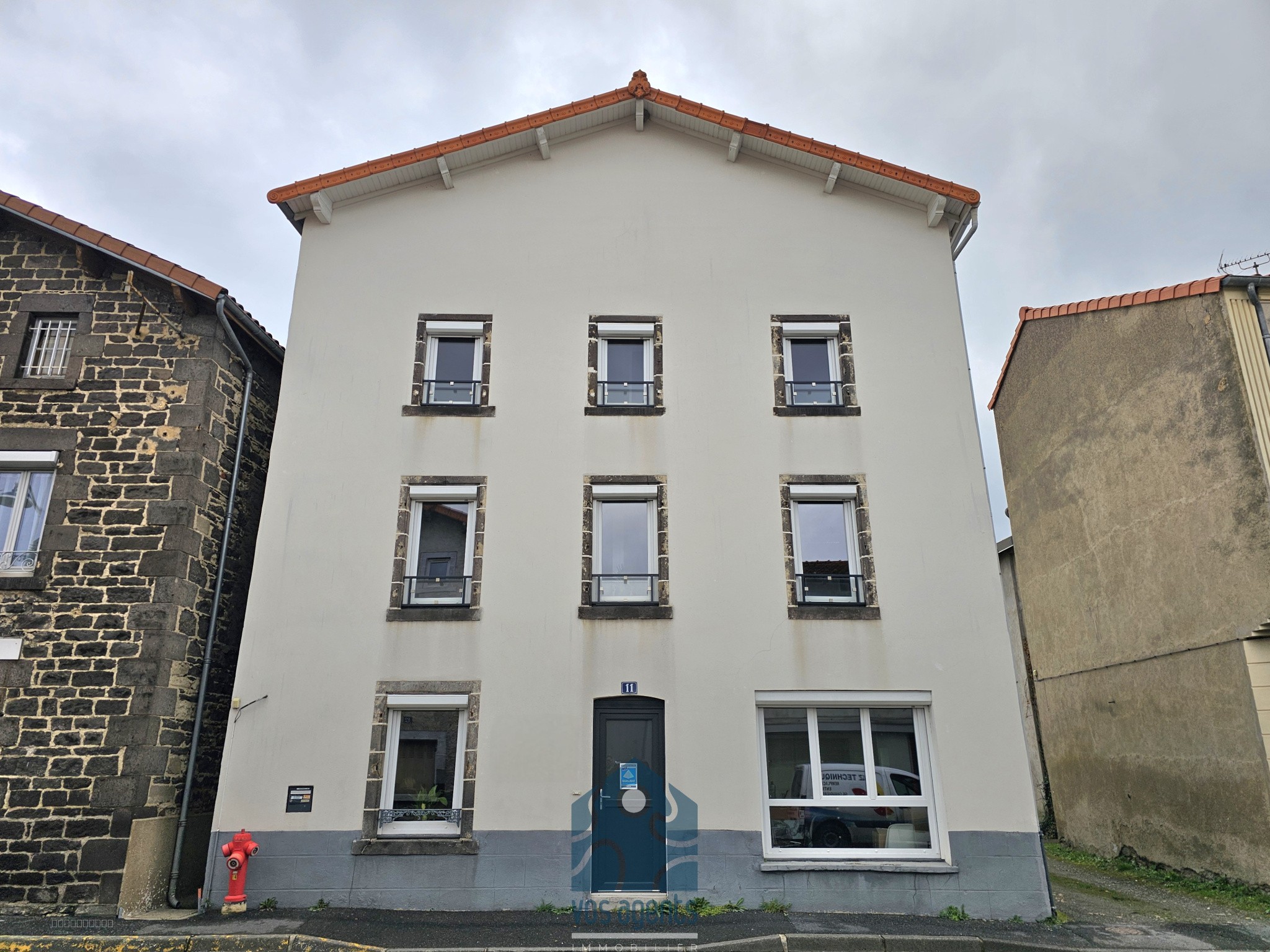 Ensemble immobilier avec maison de ville, appartement, grange et cave — photo 2