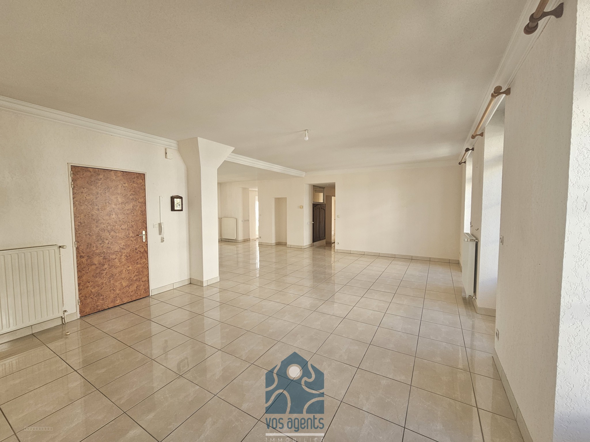 Appartement F4 traversant avec balcons, terrasse, cave et garage — photo 2