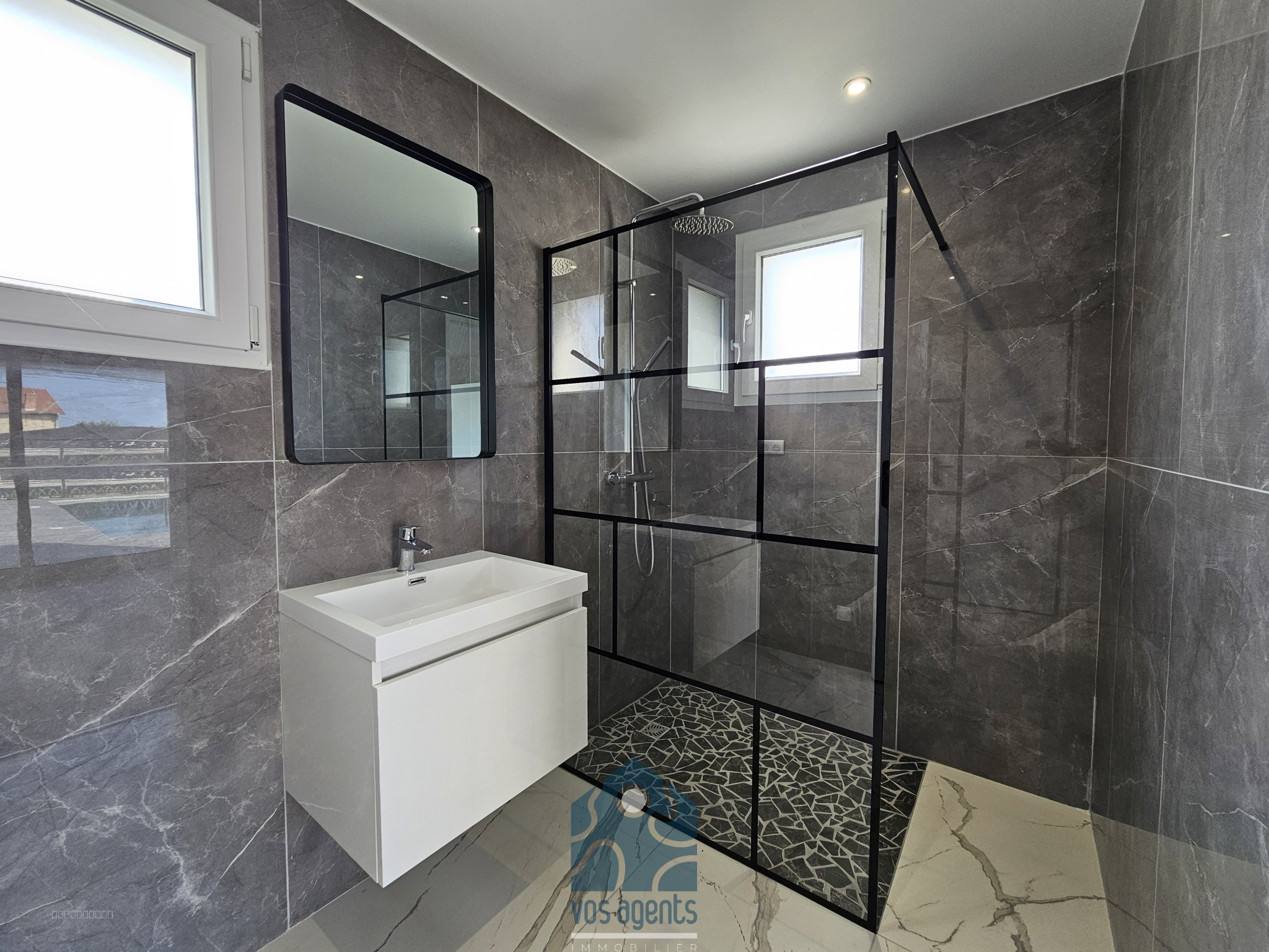Villa 4 pièces de plain-pied avec piscine, terrasses, garage et jardin — photo 8