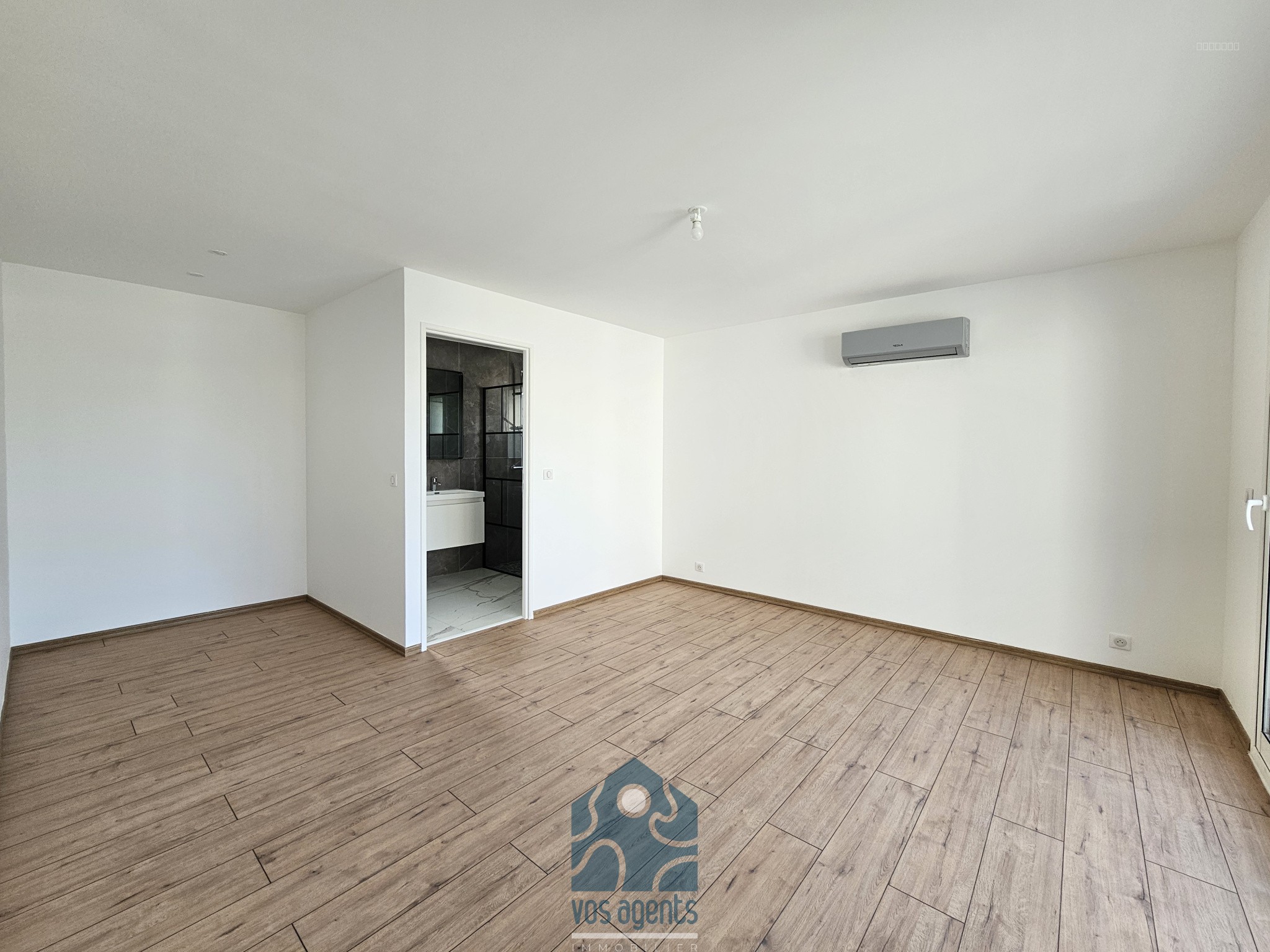 Villa 4 pièces de plain-pied avec piscine, terrasses, garage et jardin — photo 7