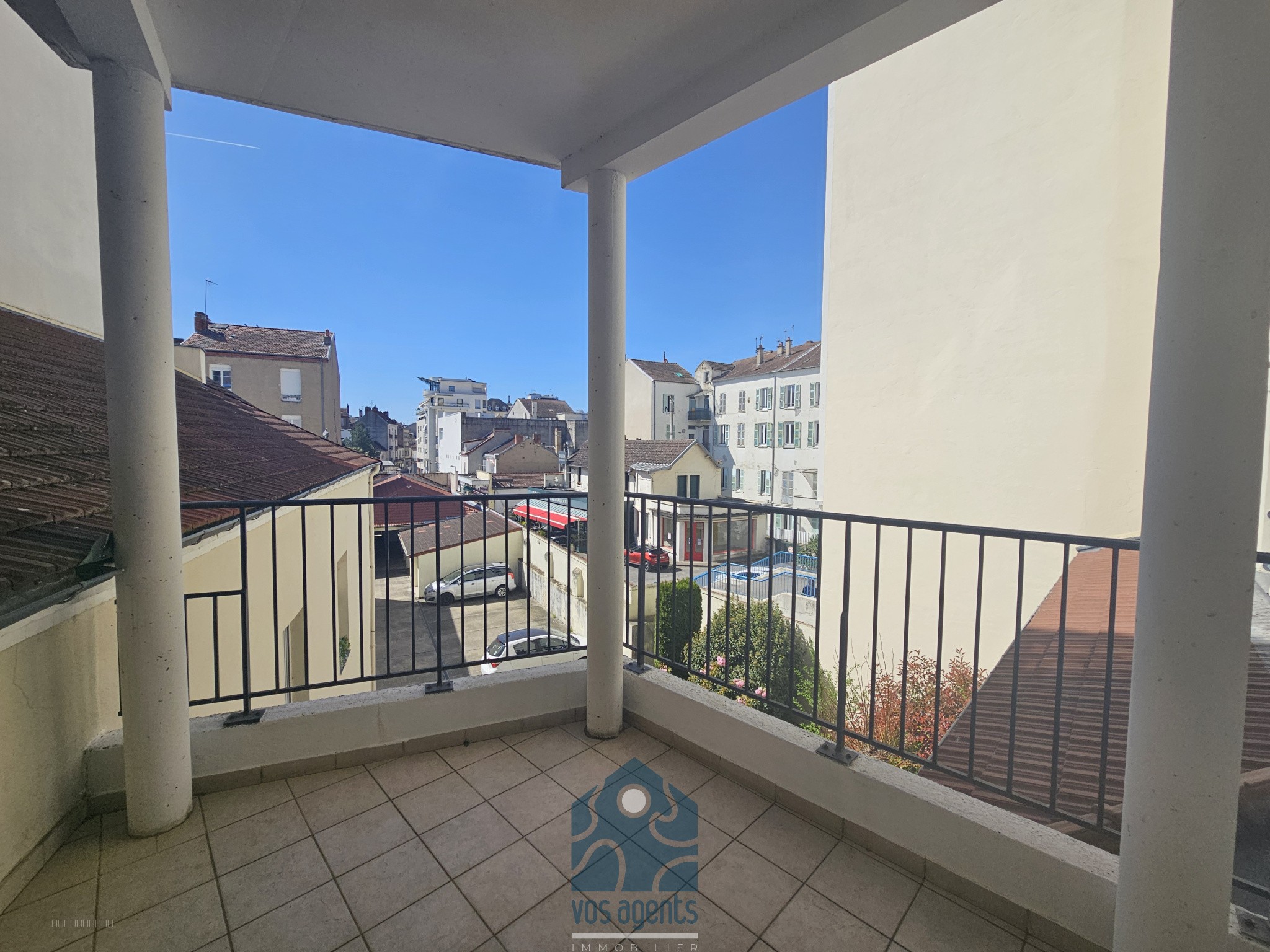 Appartement F4 traversant avec balcons, terrasse, cave et garage — photo 12