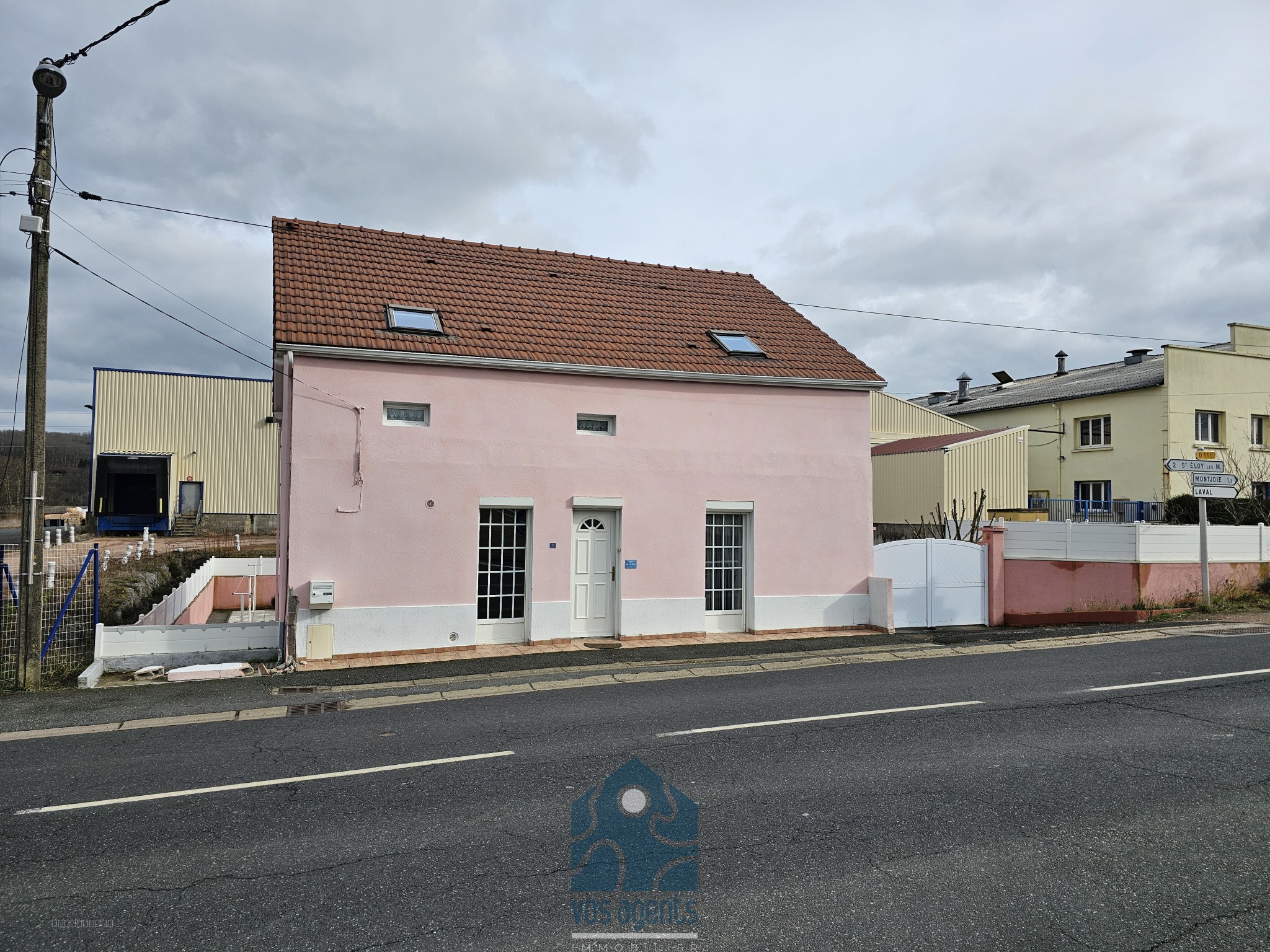 Maison 3 pièces avec garage, cour et grenier — photo 2