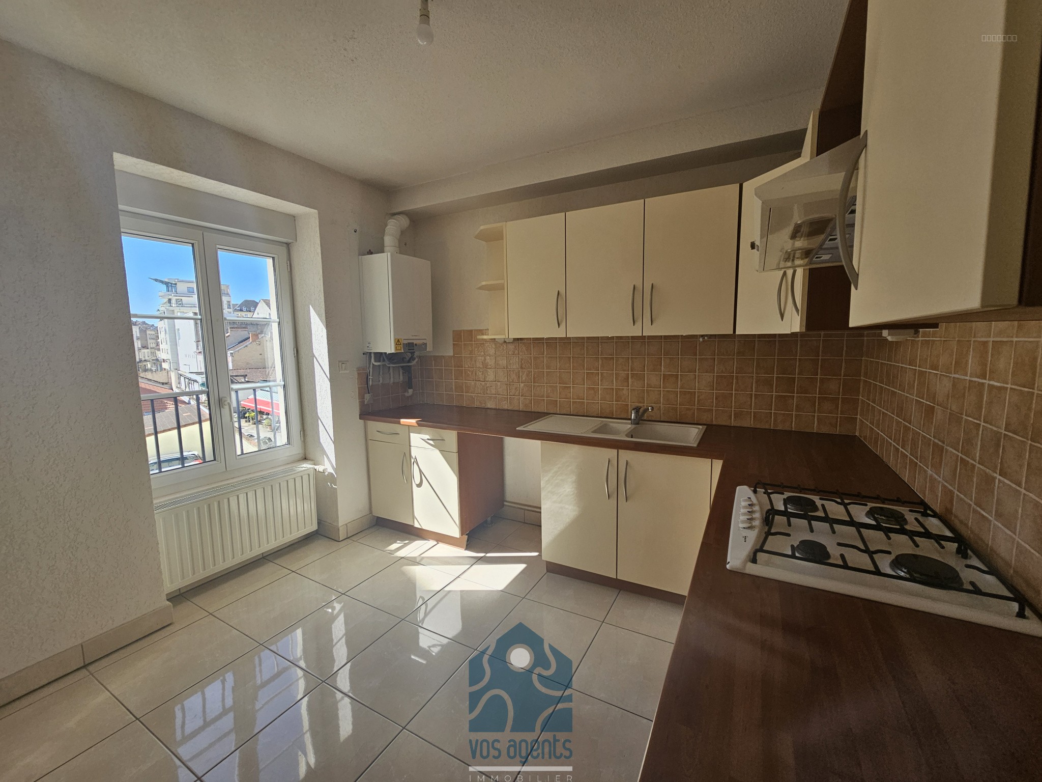 Appartement F4 traversant avec balcons, terrasse, cave et garage — photo 5