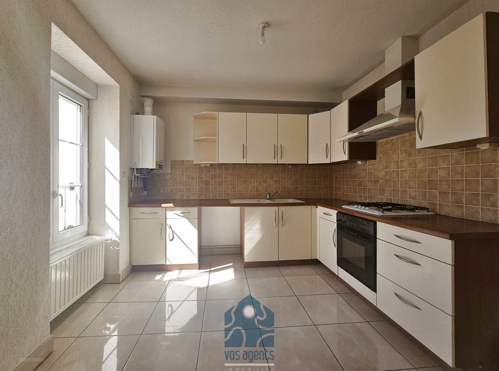 Appartement F4 traversant avec balcons, terrasse, cave et garage — photo 4