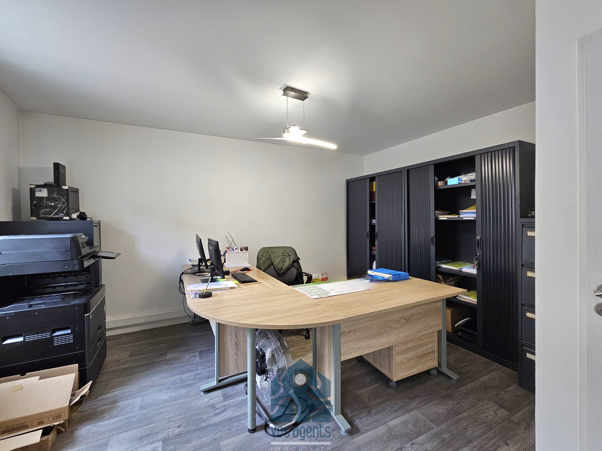 Ensemble immobilier avec maison de ville, appartement, grange et cave — photo 4