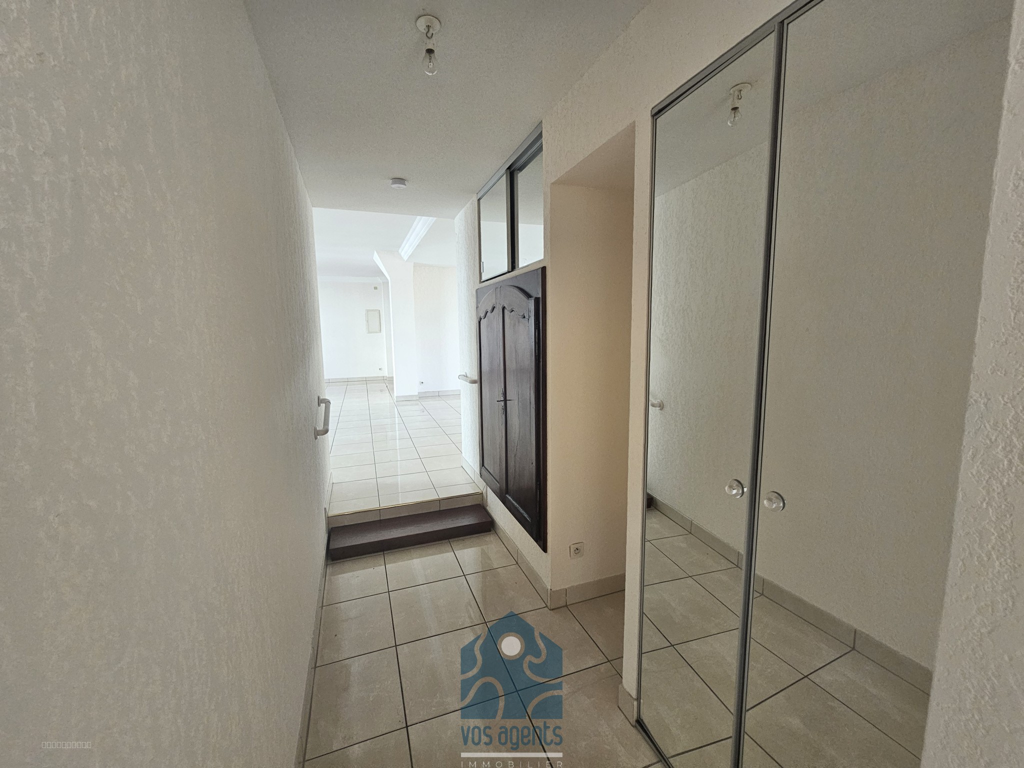 Appartement F4 traversant avec balcons, terrasse, cave et garage — photo 6