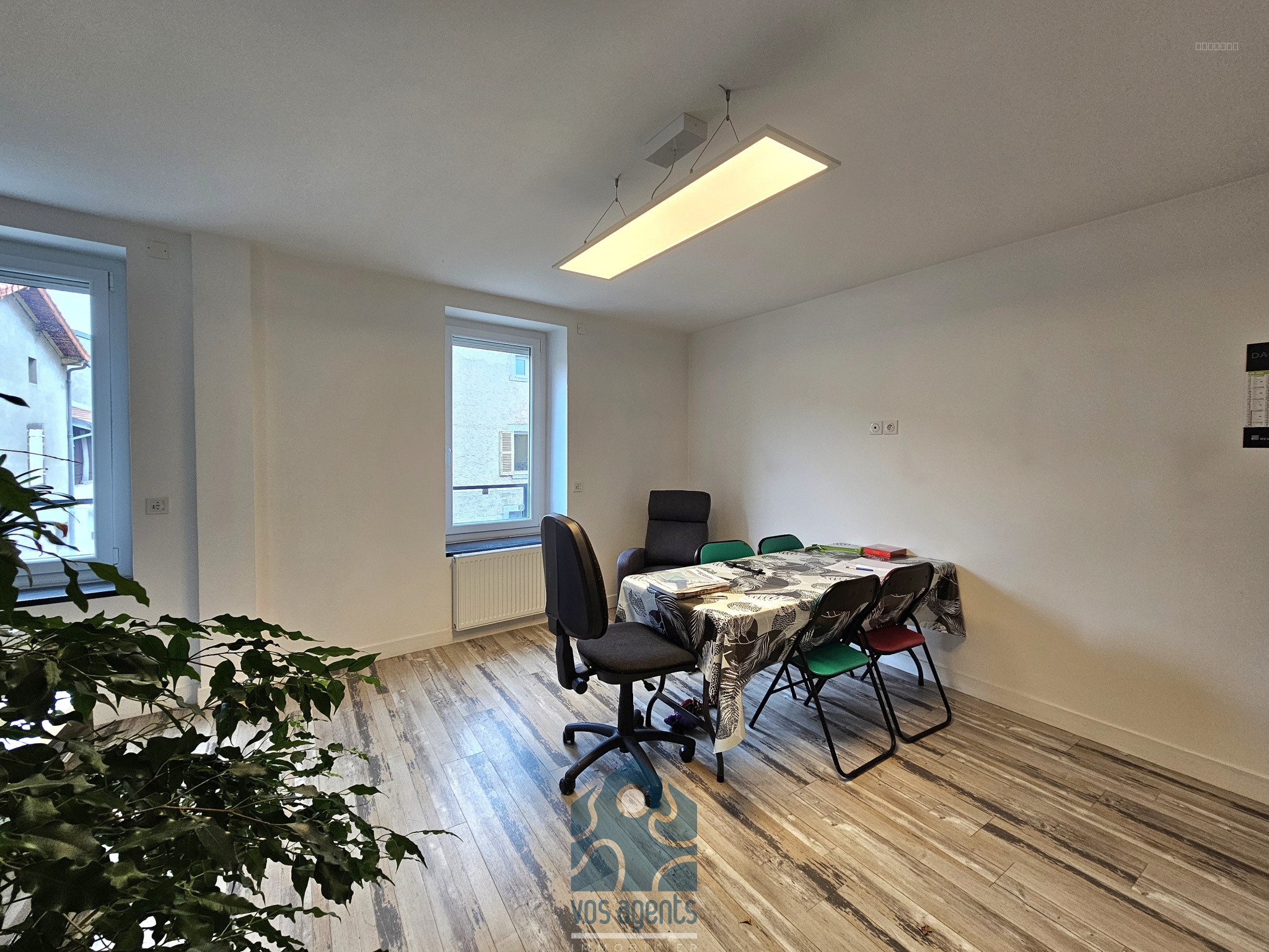 Ensemble immobilier avec maison de ville, appartement, grange et cave — photo 5