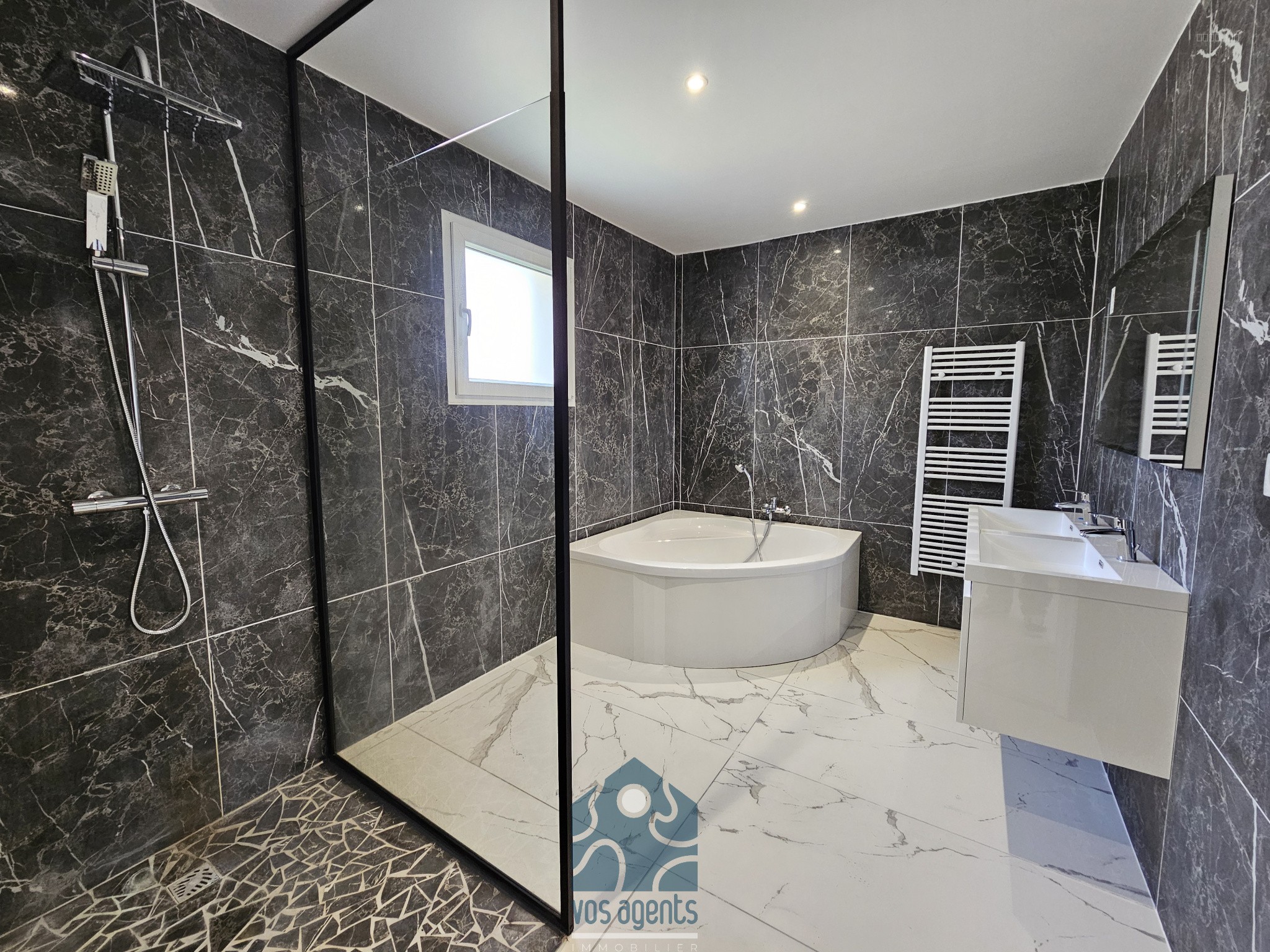 Villa 4 pièces de plain-pied avec piscine, terrasses, garage et jardin — photo 9