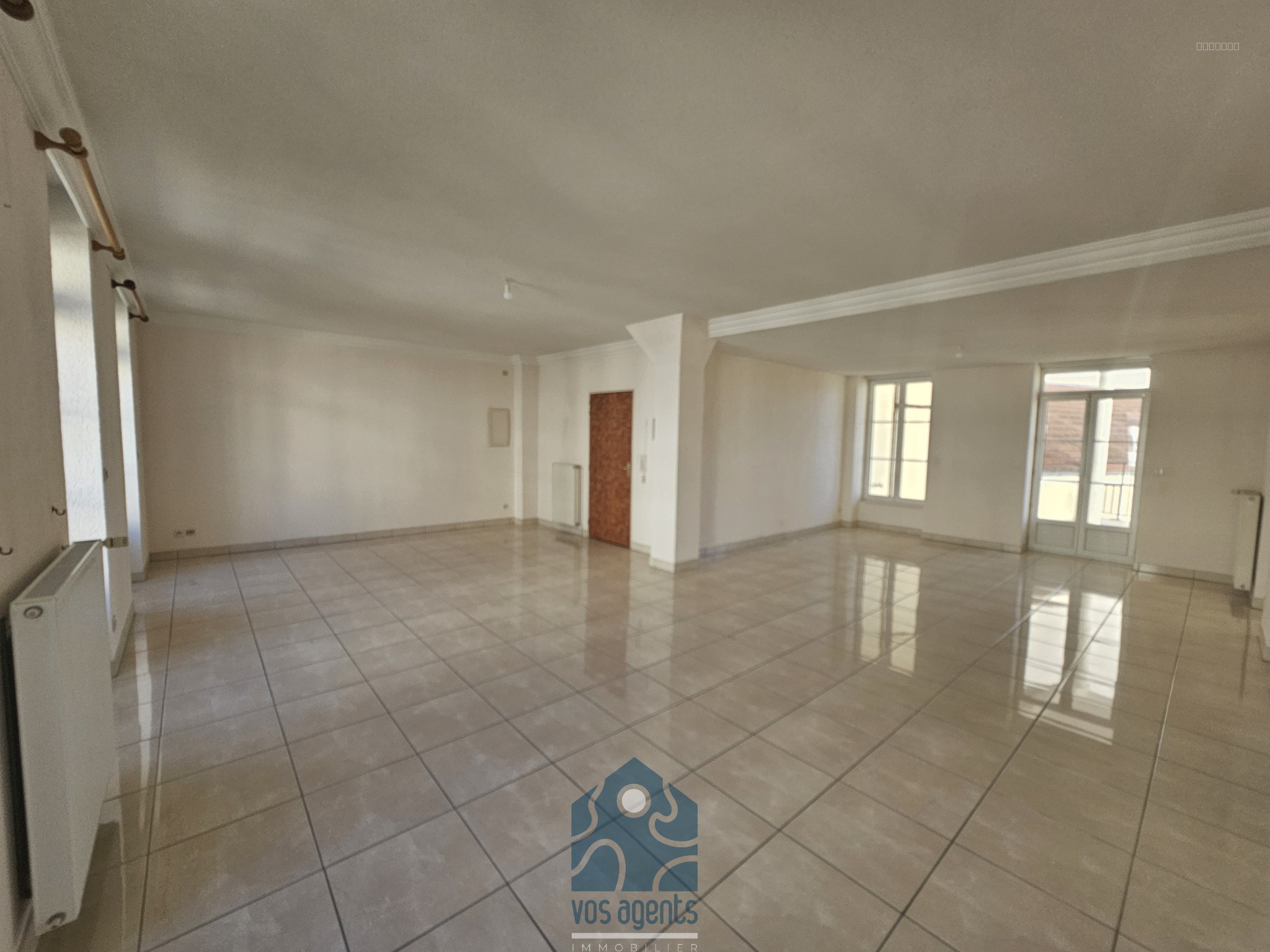 Appartement F4 traversant avec balcons, terrasse, cave et garage — photo 3