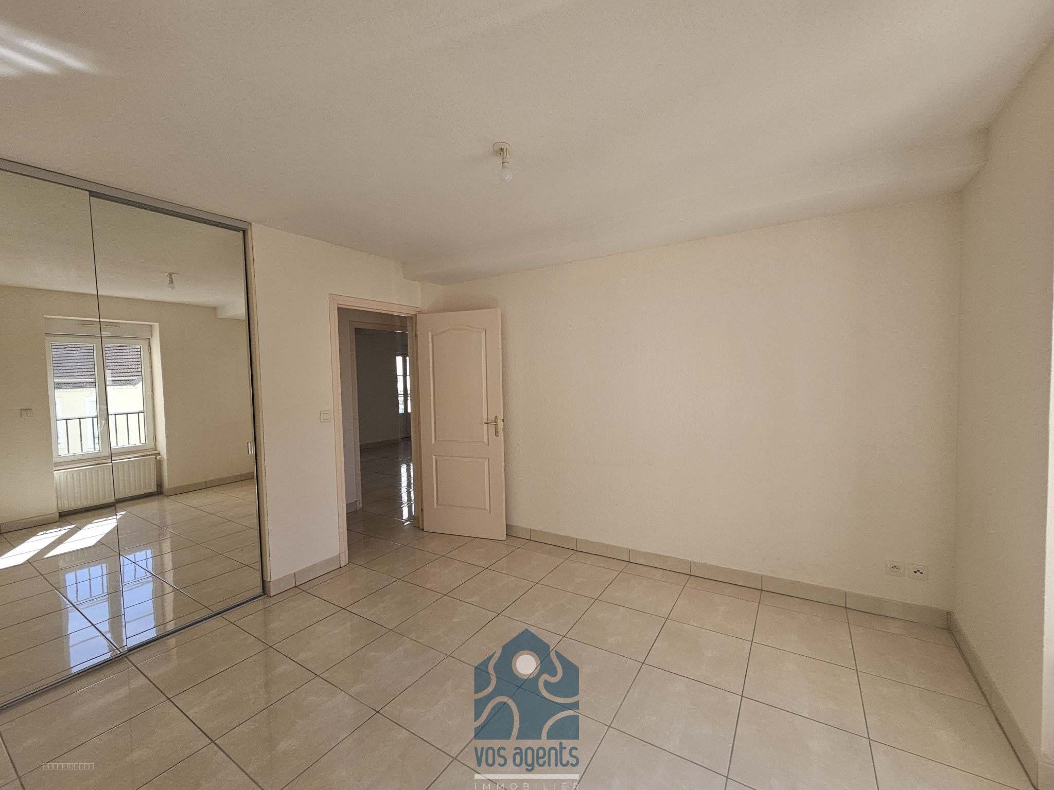 Appartement F4 traversant avec balcons, terrasse, cave et garage — photo 8