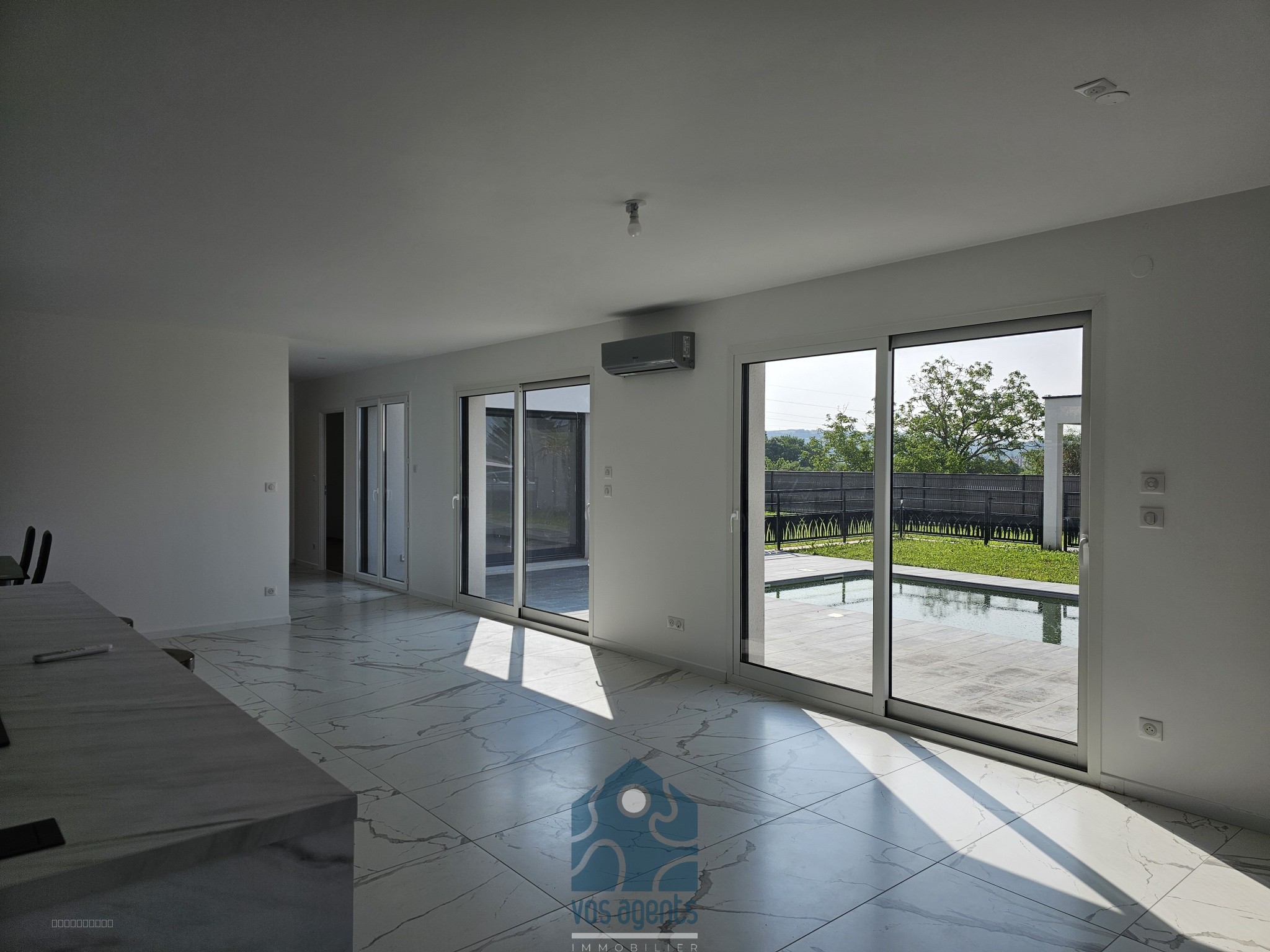 Villa 4 pièces de plain-pied avec piscine, terrasses, garage et jardin — photo 4