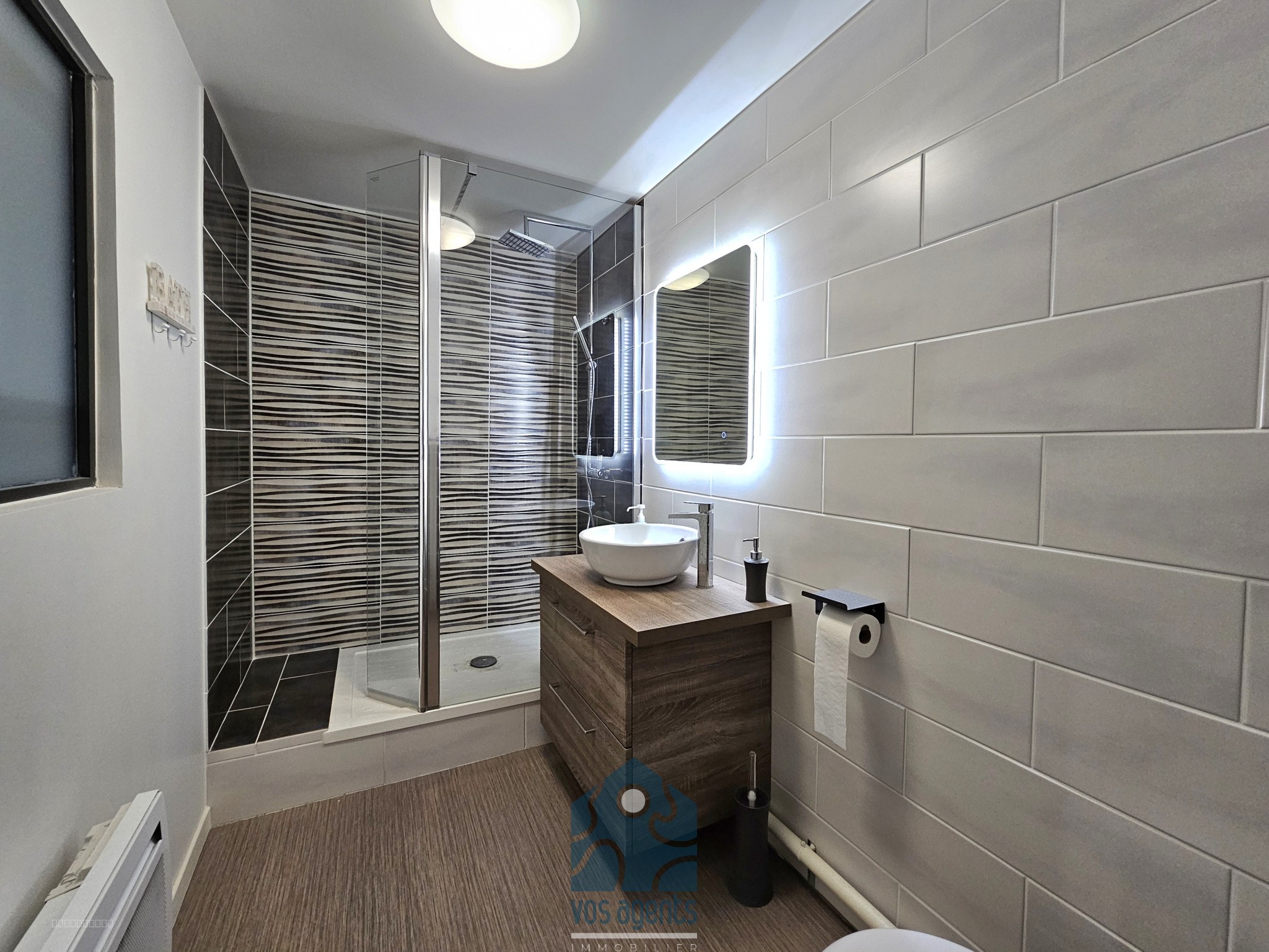 Ensemble immobilier avec maison de ville, appartement, grange et cave — photo 8