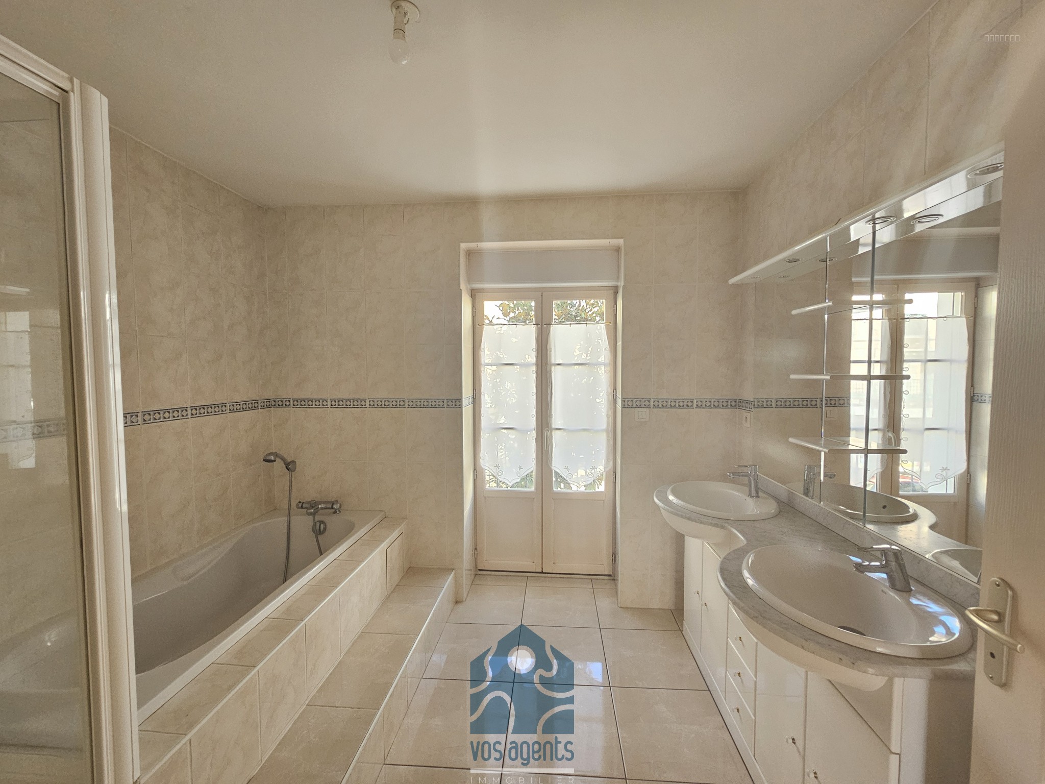 Appartement F4 traversant avec balcons, terrasse, cave et garage — photo 9