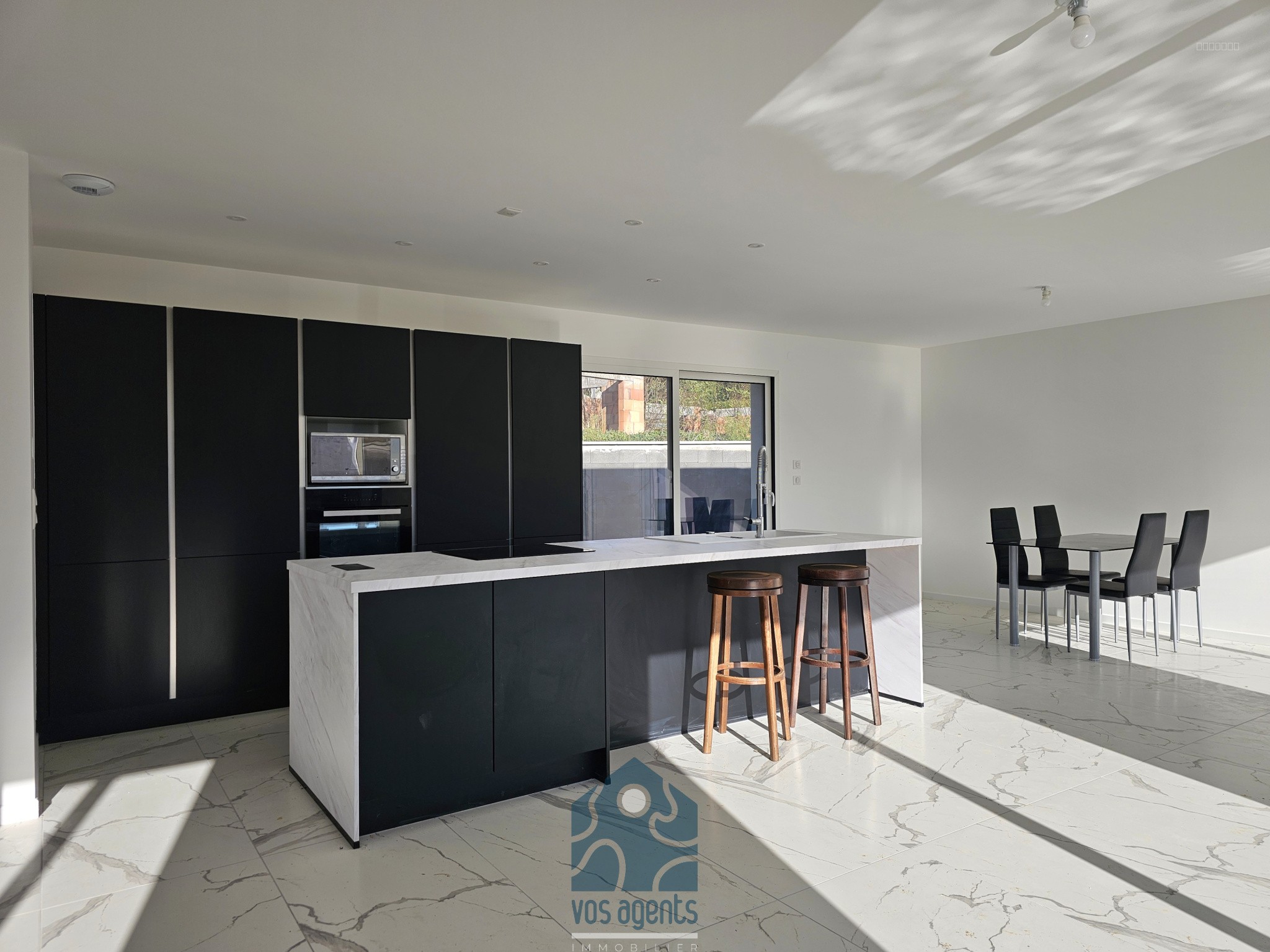 Villa 4 pièces de plain-pied avec piscine, terrasses, garage et jardin — photo 3
