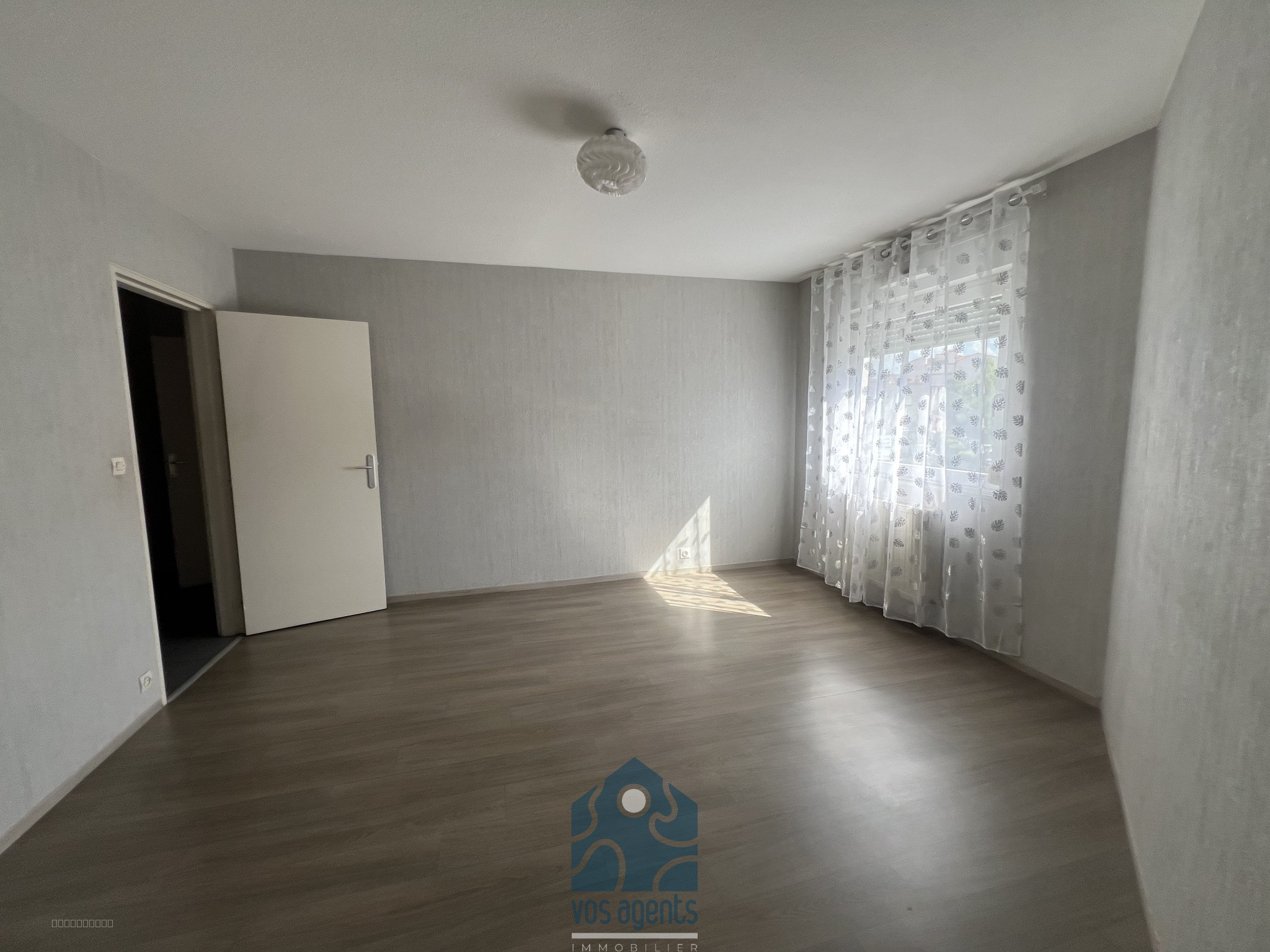 APPARTEMENT 4 PIECES AVEC BALCON, CAVE ET PARKING — photo 4