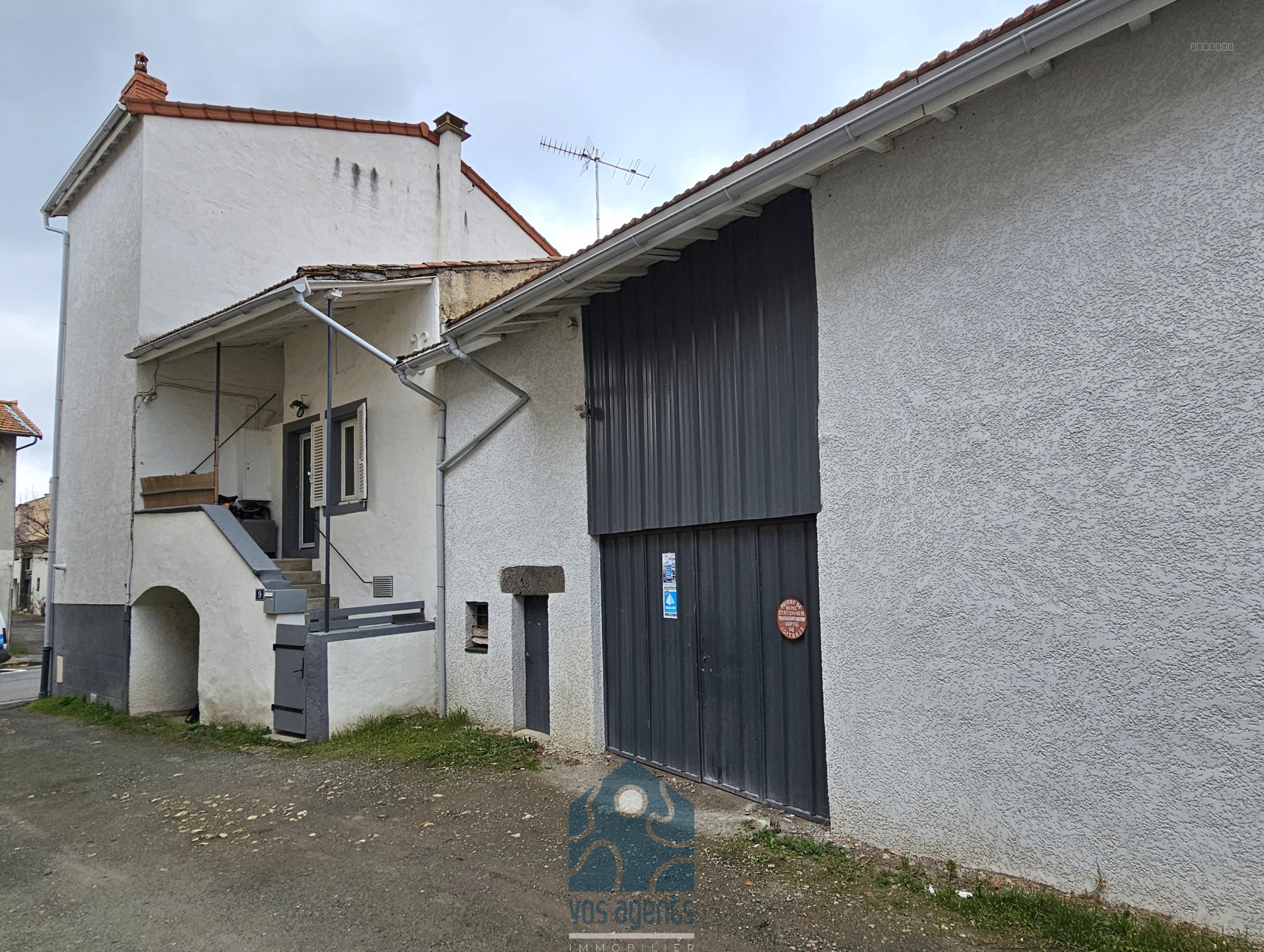 Ensemble immobilier avec maison de ville, appartement, grange et cave — photo 3