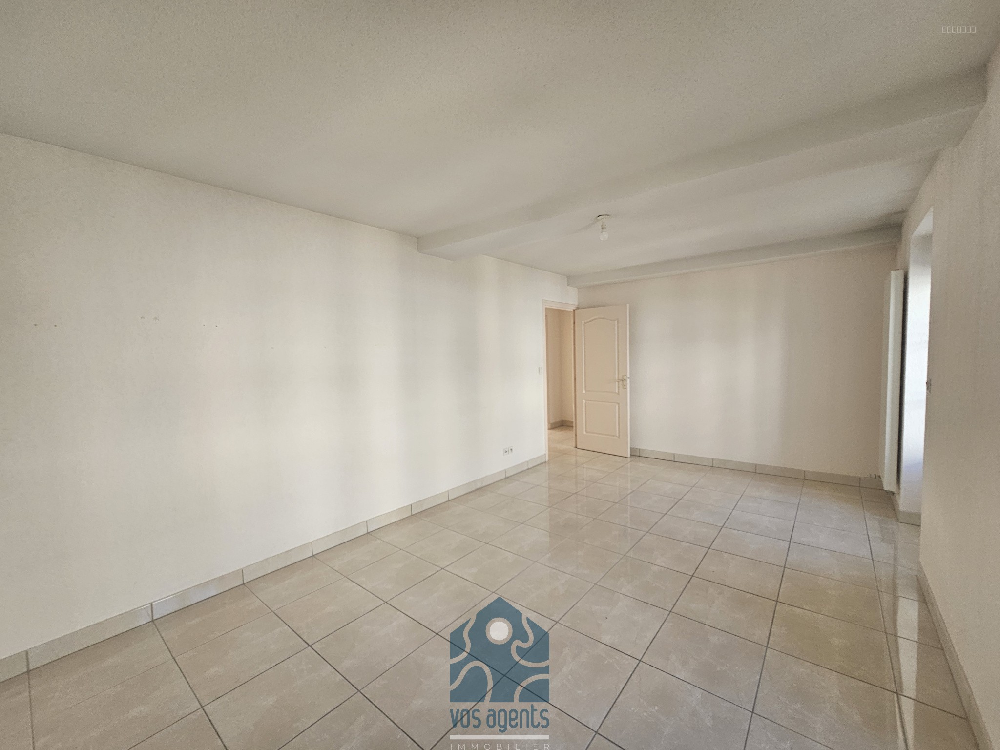 Appartement F4 traversant avec balcons, terrasse, cave et garage — photo 7