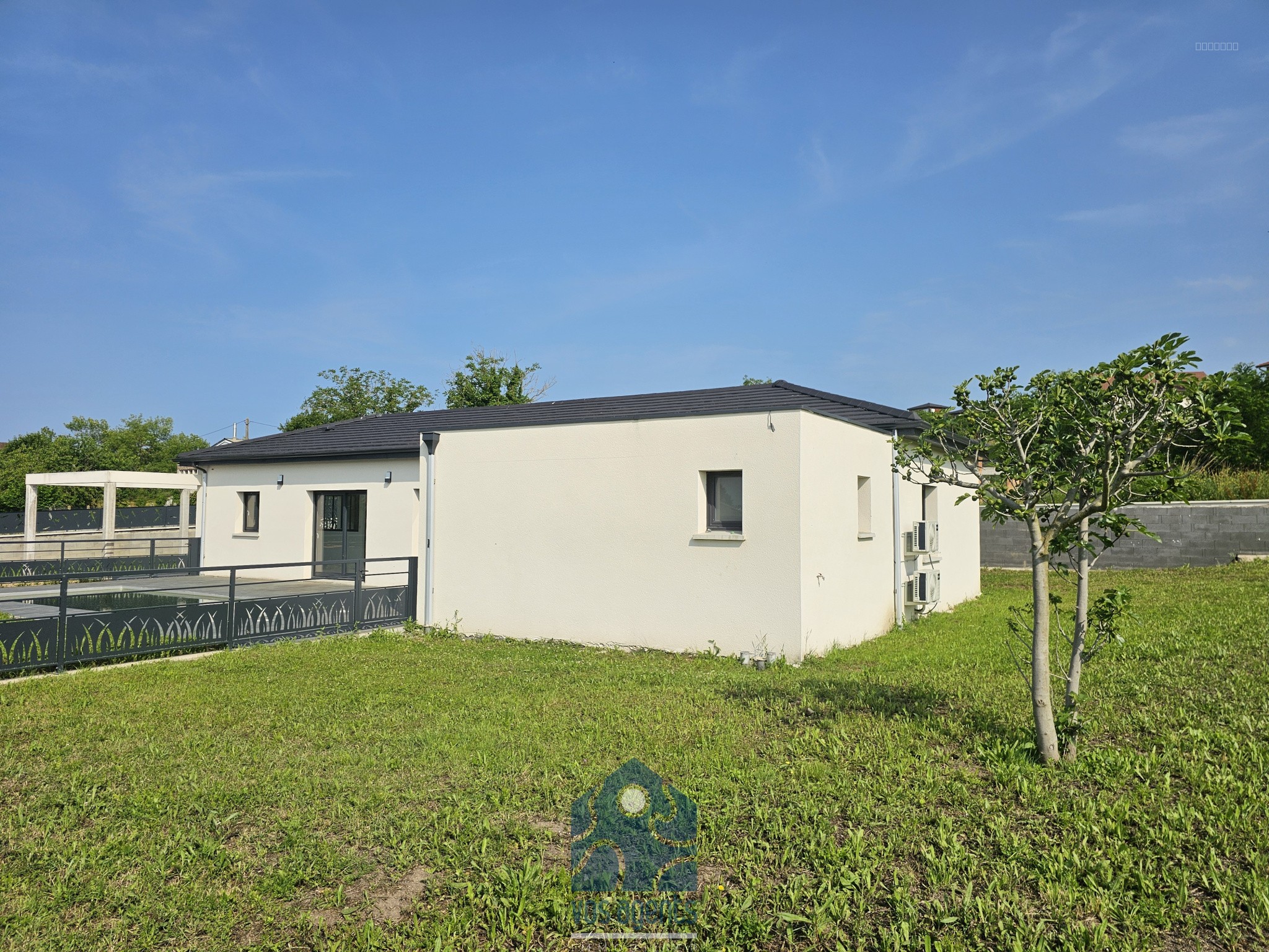 Villa 4 pièces de plain-pied avec piscine, terrasses, garage et jardin — photo 11