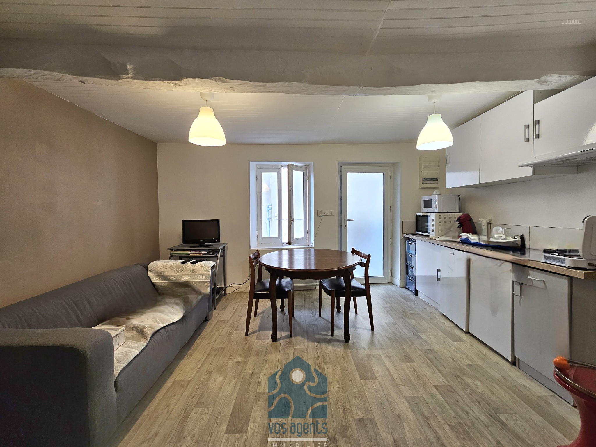Ensemble immobilier avec maison de ville, appartement, grange et cave — photo 9