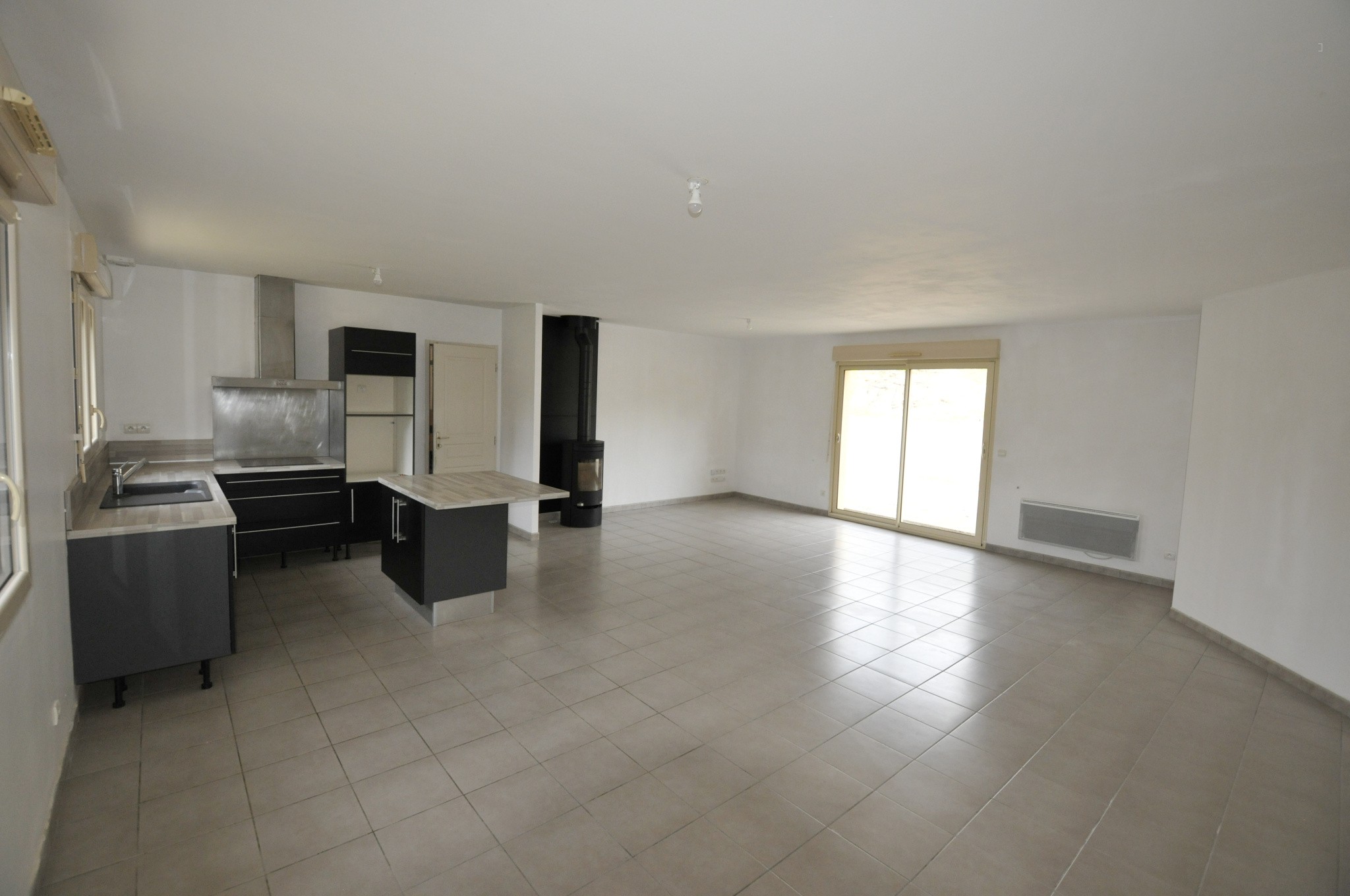 Maison à Louer Sur Boisseuil de 2011 avec 4 chambres de 107m2, de plain pieds — photo 3