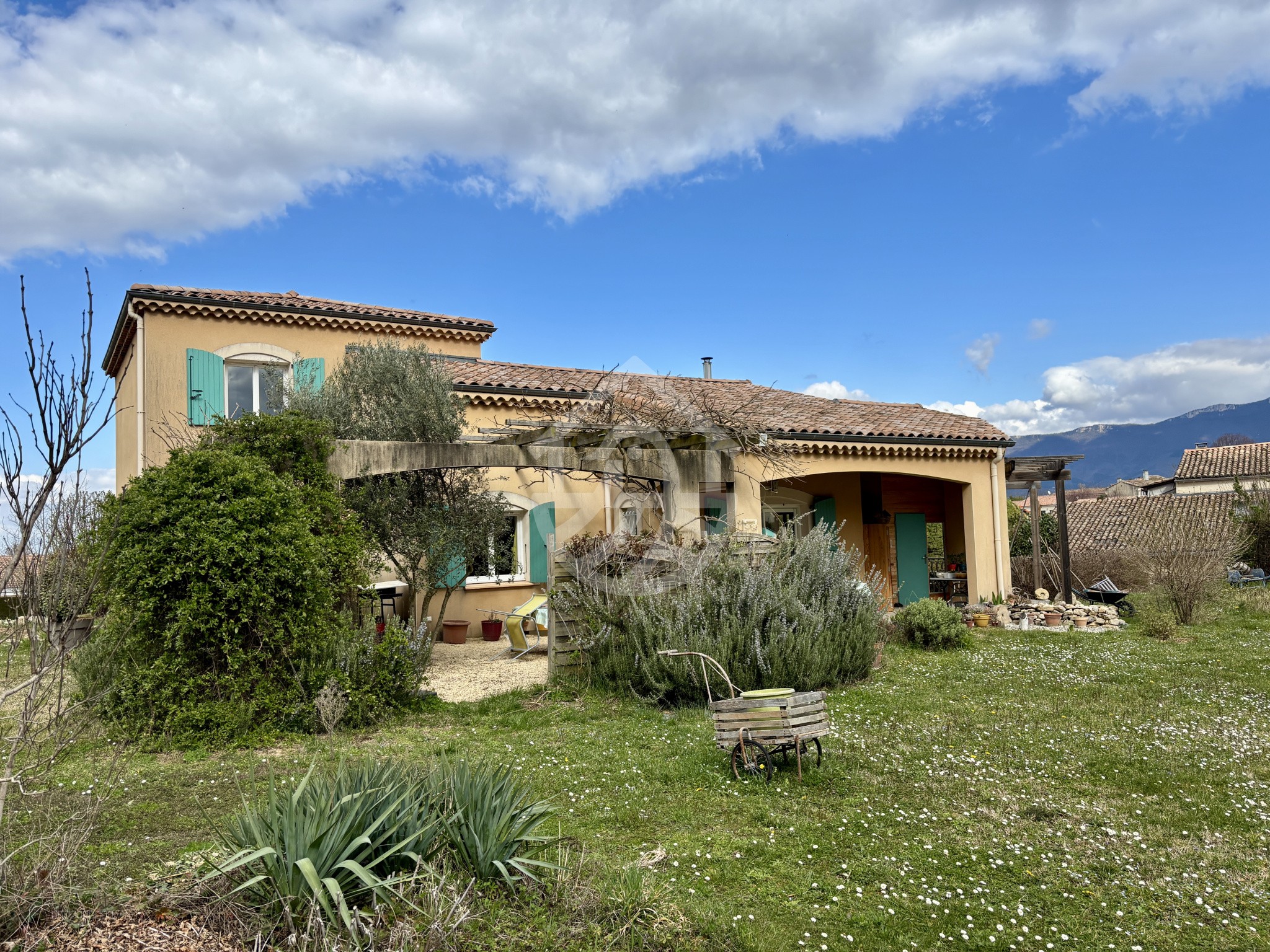 UPIE - CENTRE VILLAGE : VILLA D'ARCHITECTE - 6 PIÈCES - SOUS-SOL — photo 2